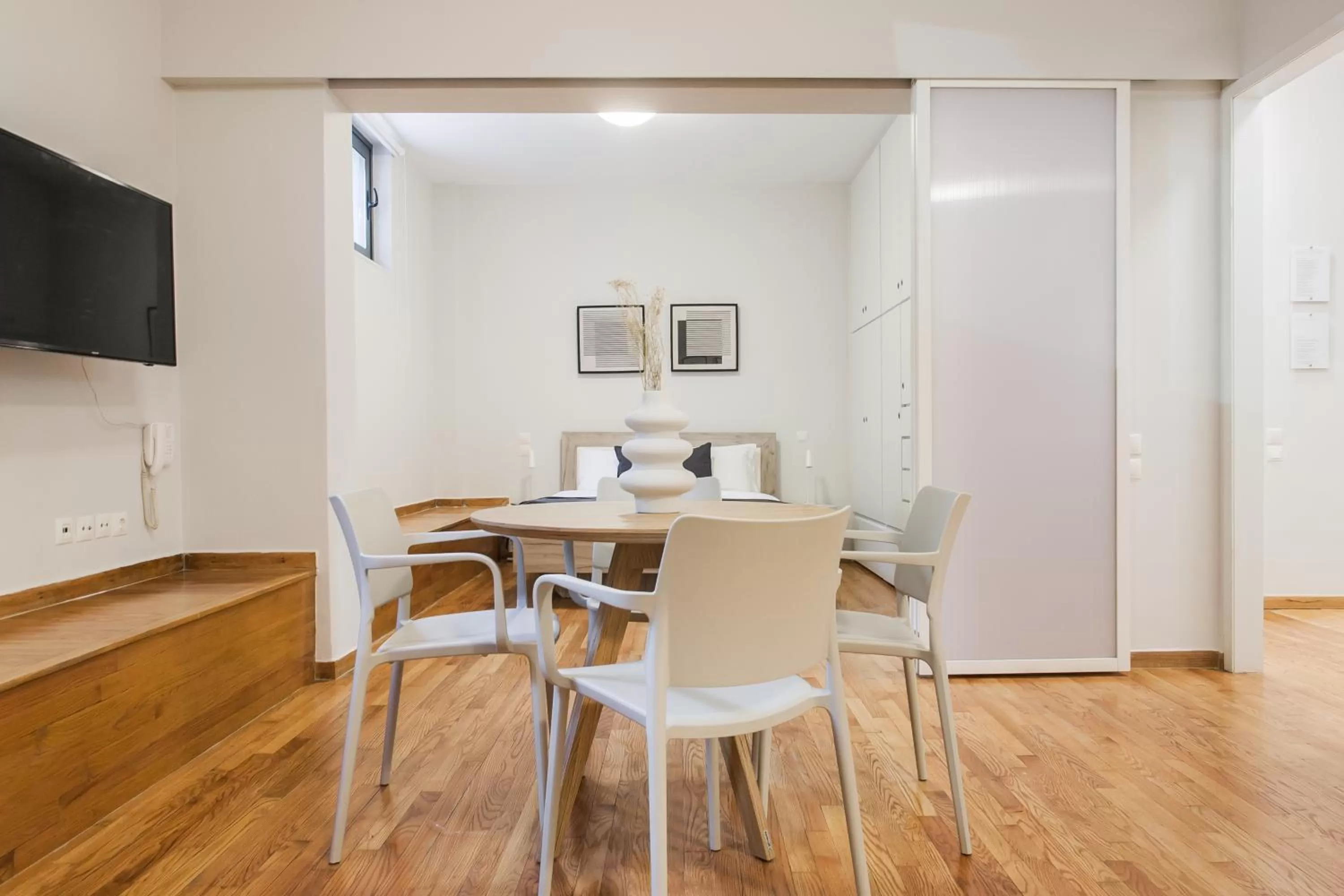 Dining Area in ZOIA The Hill by UPSTREET