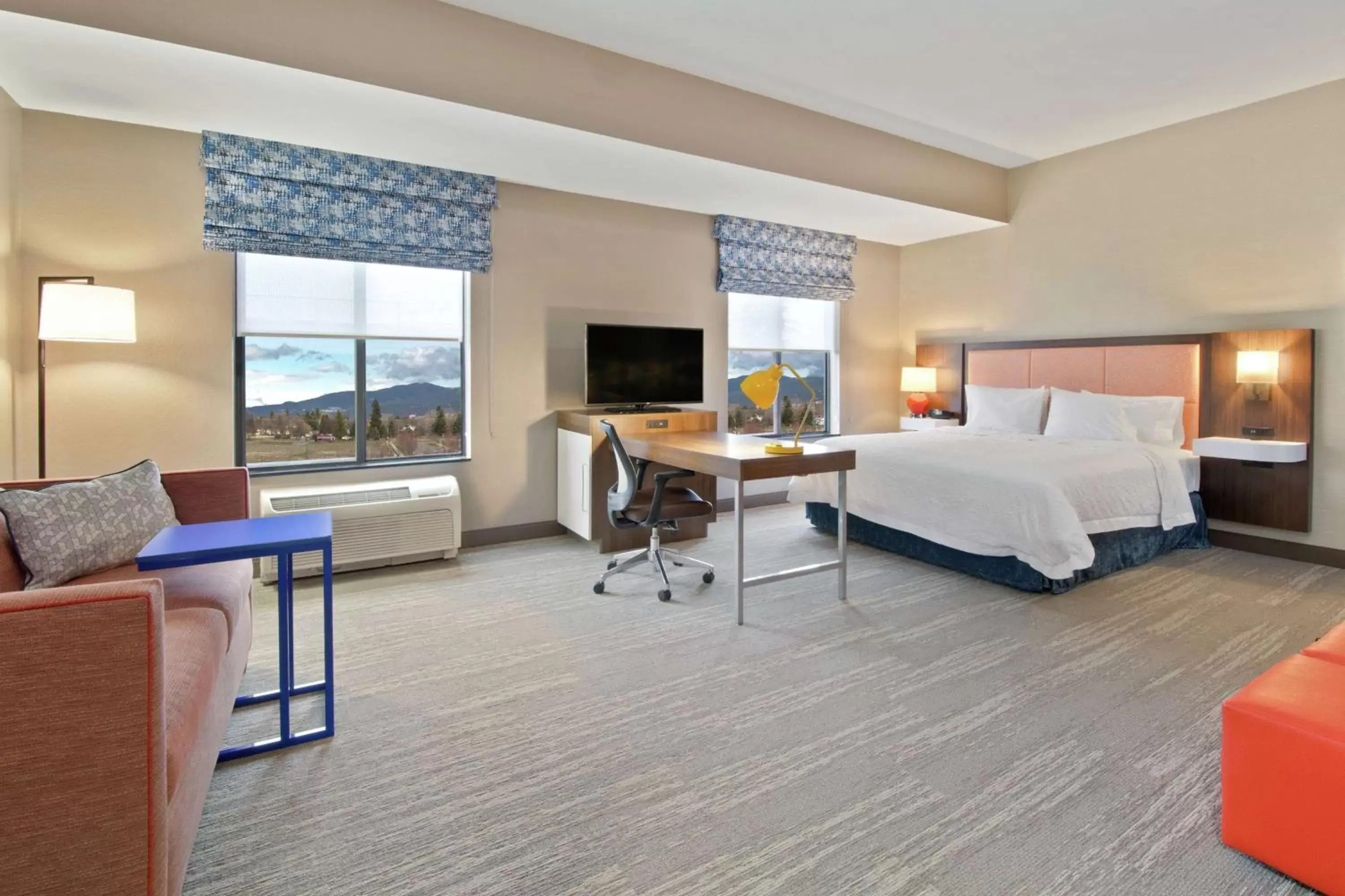 Bedroom in Hampton Inn & Suites Spokane Valley