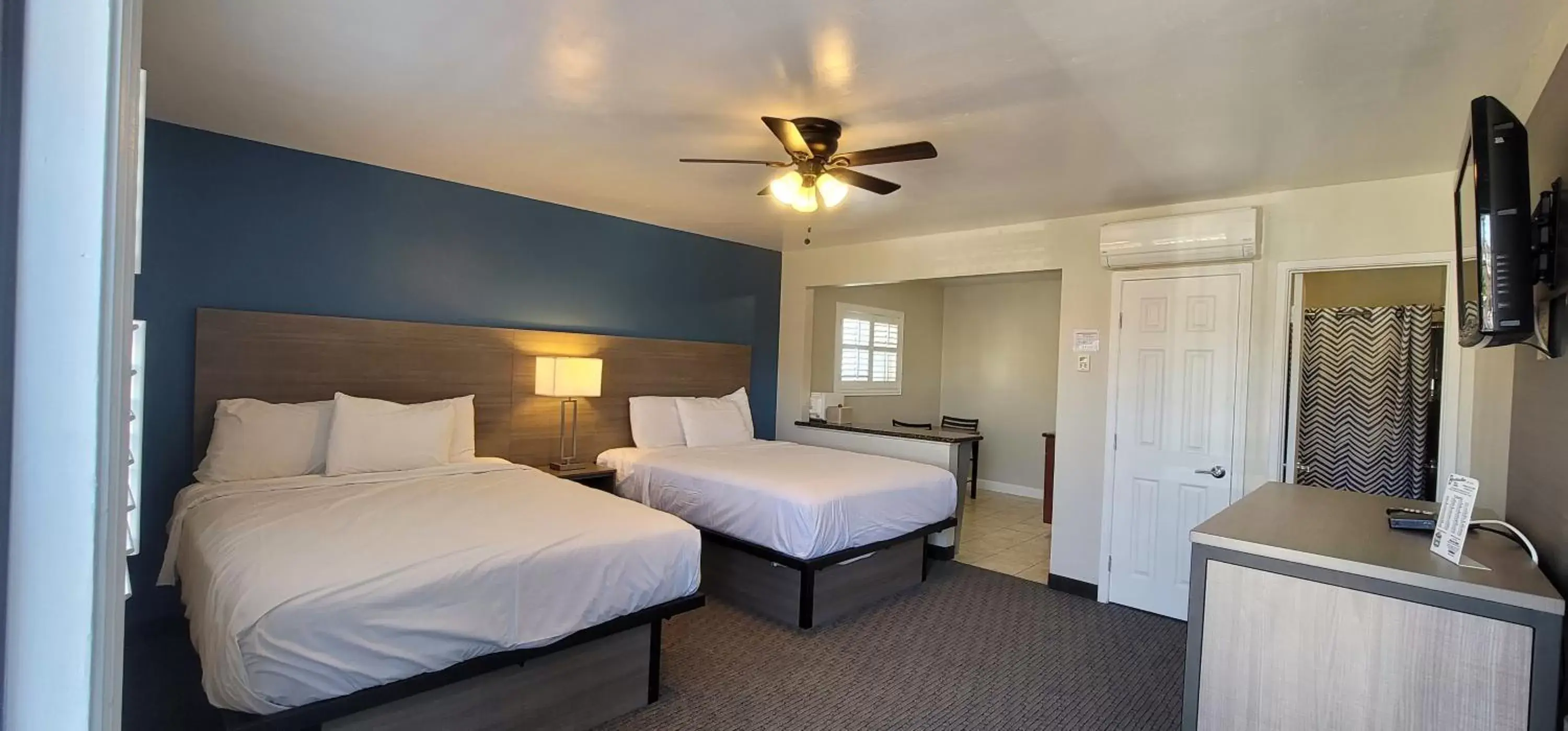 Living room, Bed in Beachwalker Inn & Suites