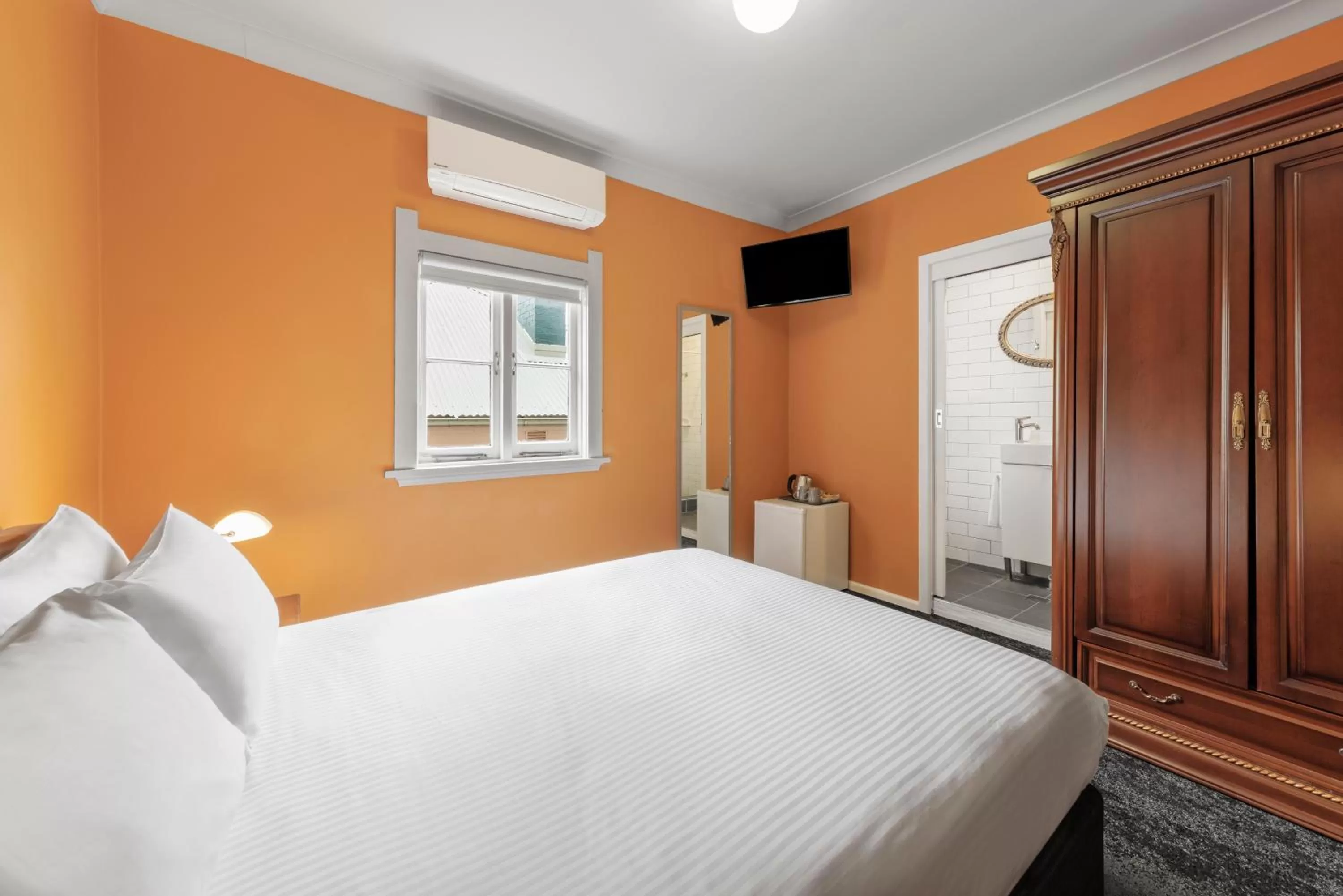 Bedroom, Bed in Hotel Blue & Cottages Katoomba