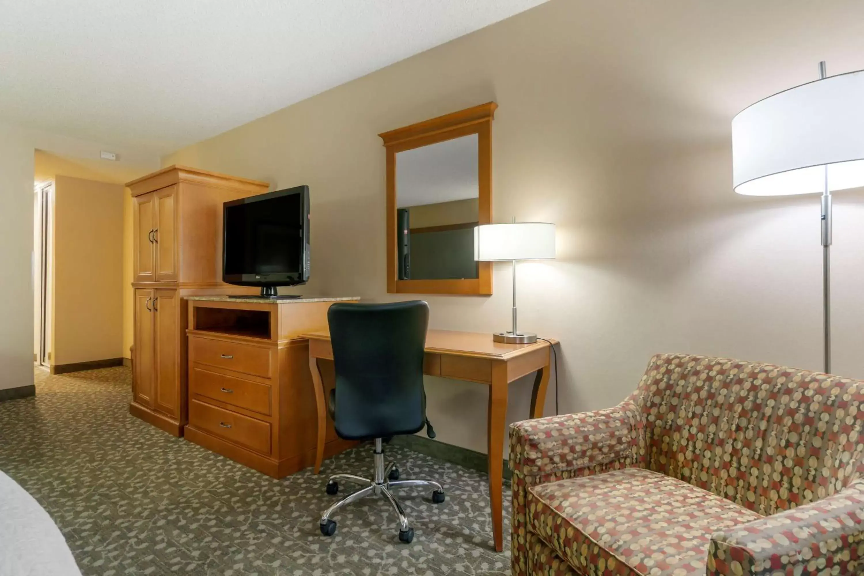 Bedroom, TV/Entertainment Center in Best Western Plus Oak Harbor Hotel and Conference Center