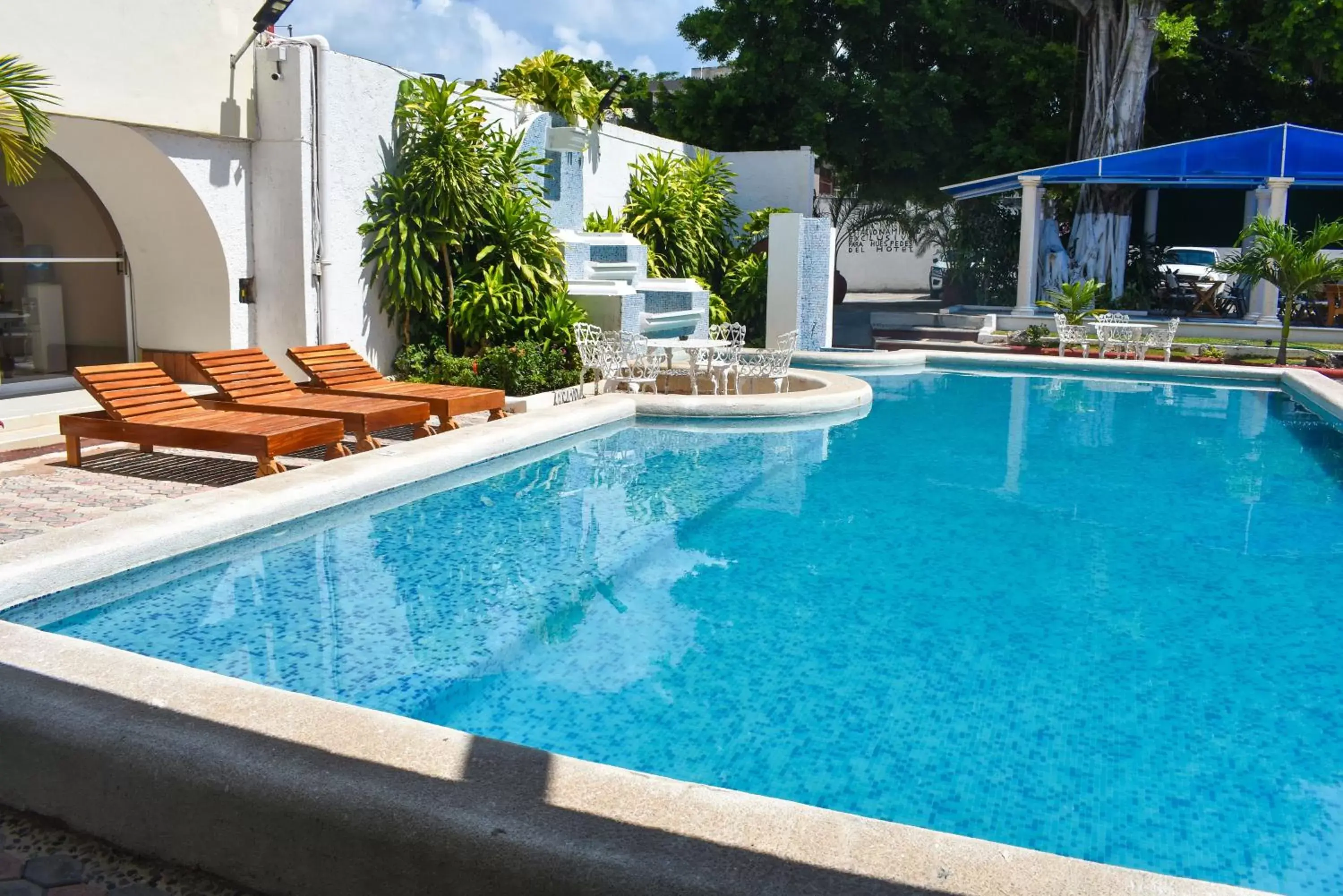 Swimming Pool in Hotel Maria de Lourdes