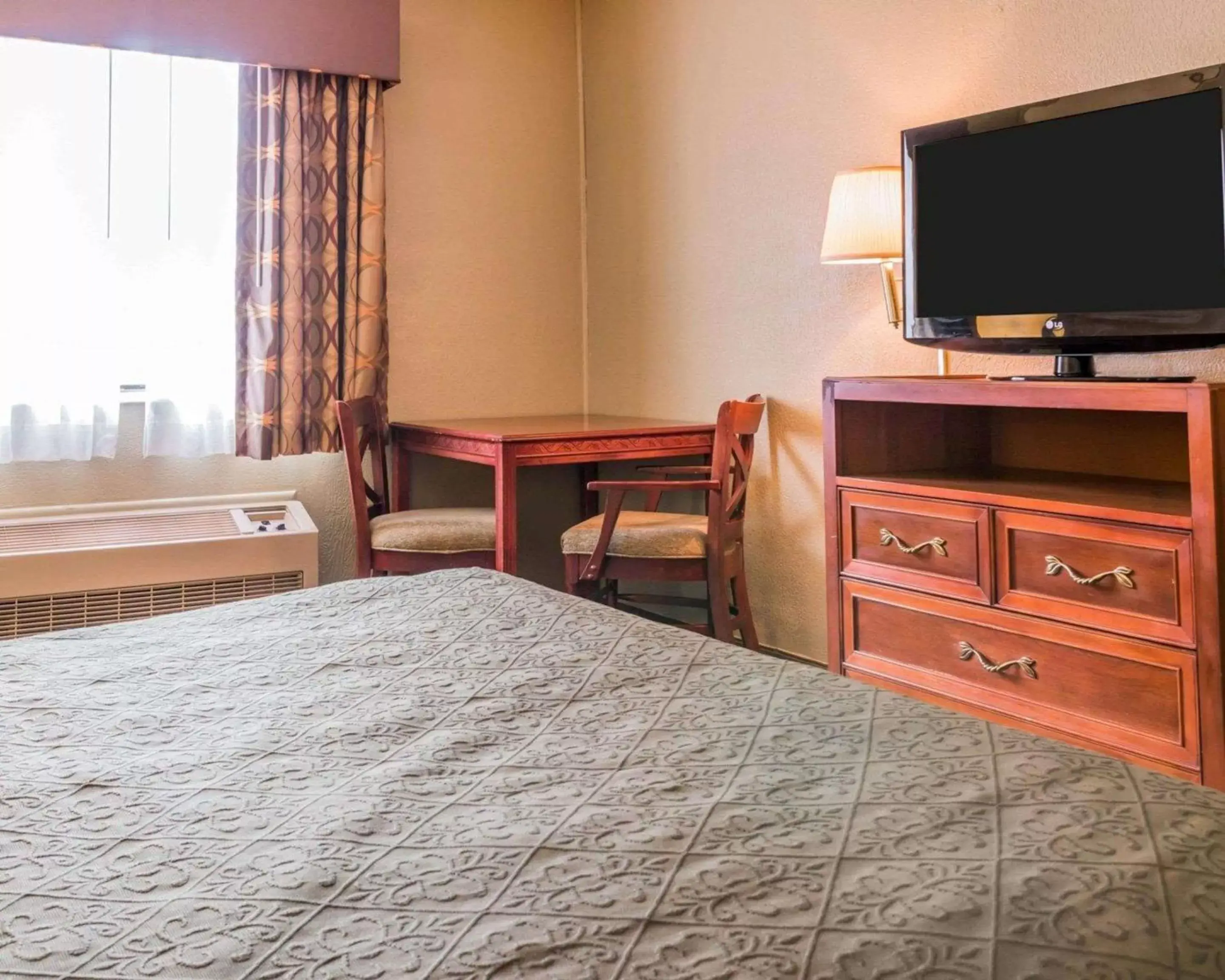 Photo of the whole room, TV/Entertainment Center in Quality Inn Grand Rapids North
