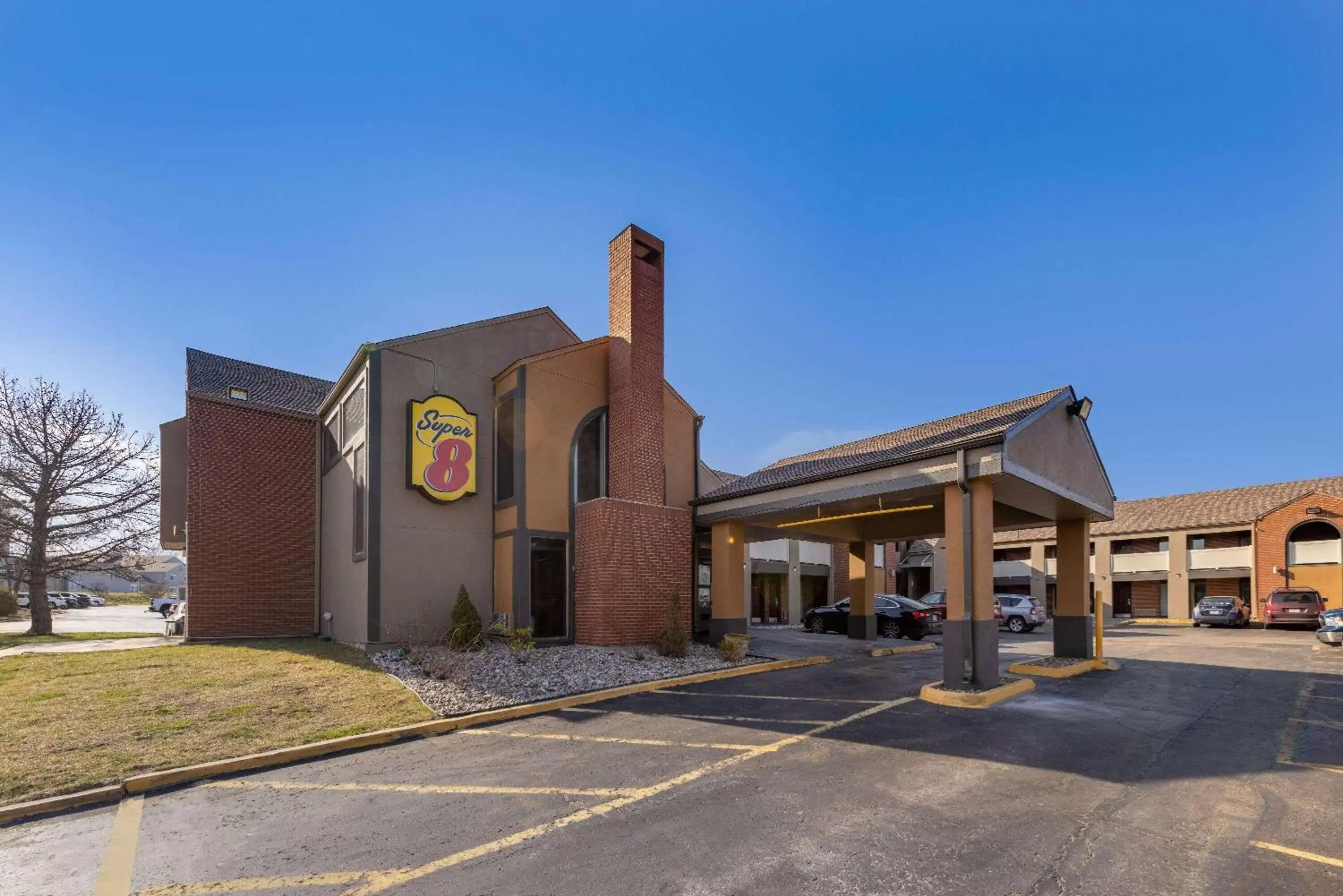 Property Building in Super 8 by Wyndham Kansas City Airport North