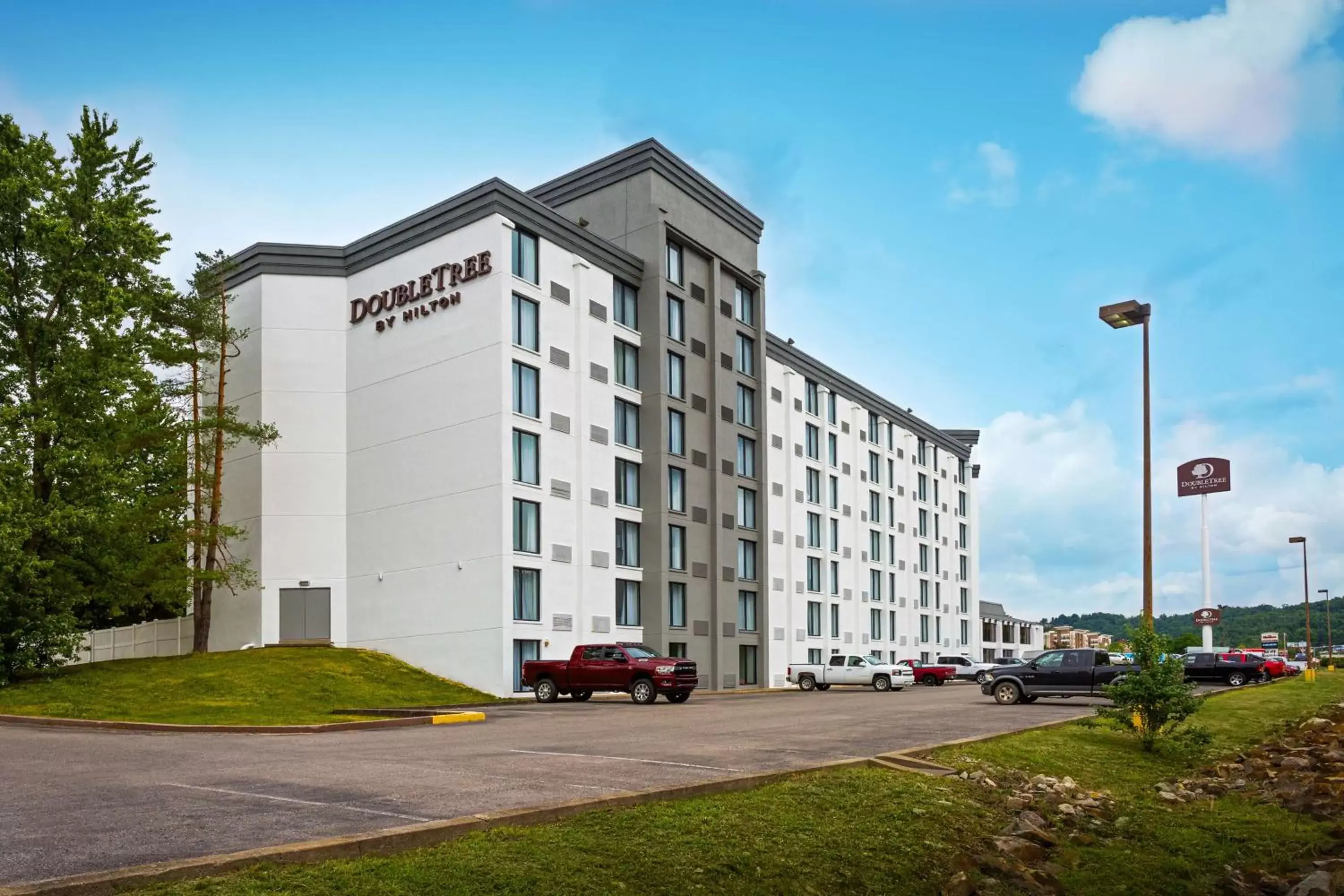 Property Building in DoubleTree by Hilton Pittsburgh - Meadow Lands