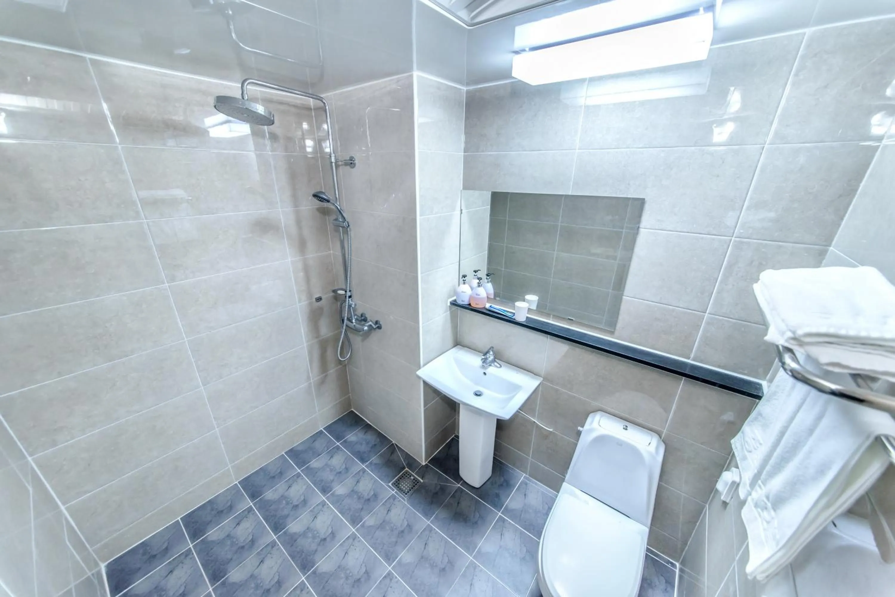 Toilet in Jungmoon City Hotel & J-hill Hotel