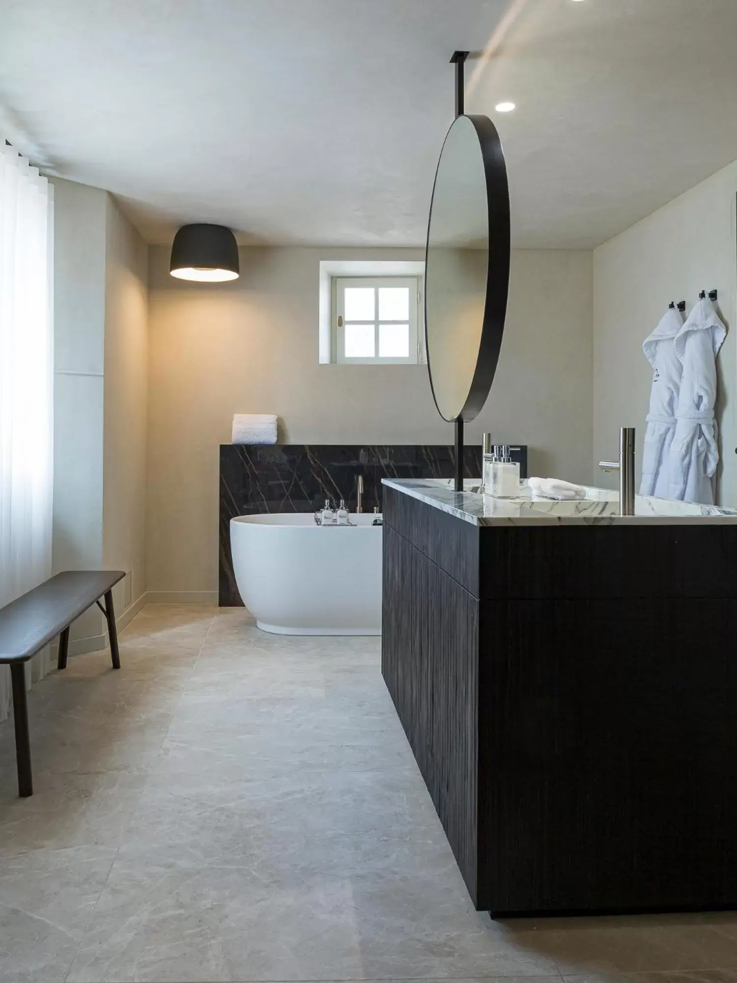 Bathroom in Hôtel de Pavie