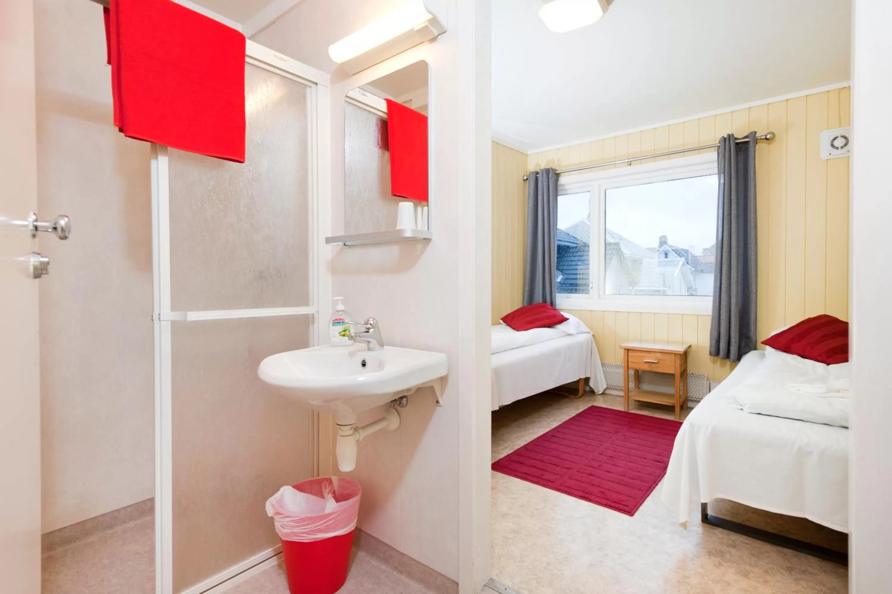 Shower, Bed in Stavanger Bed & Breakfast