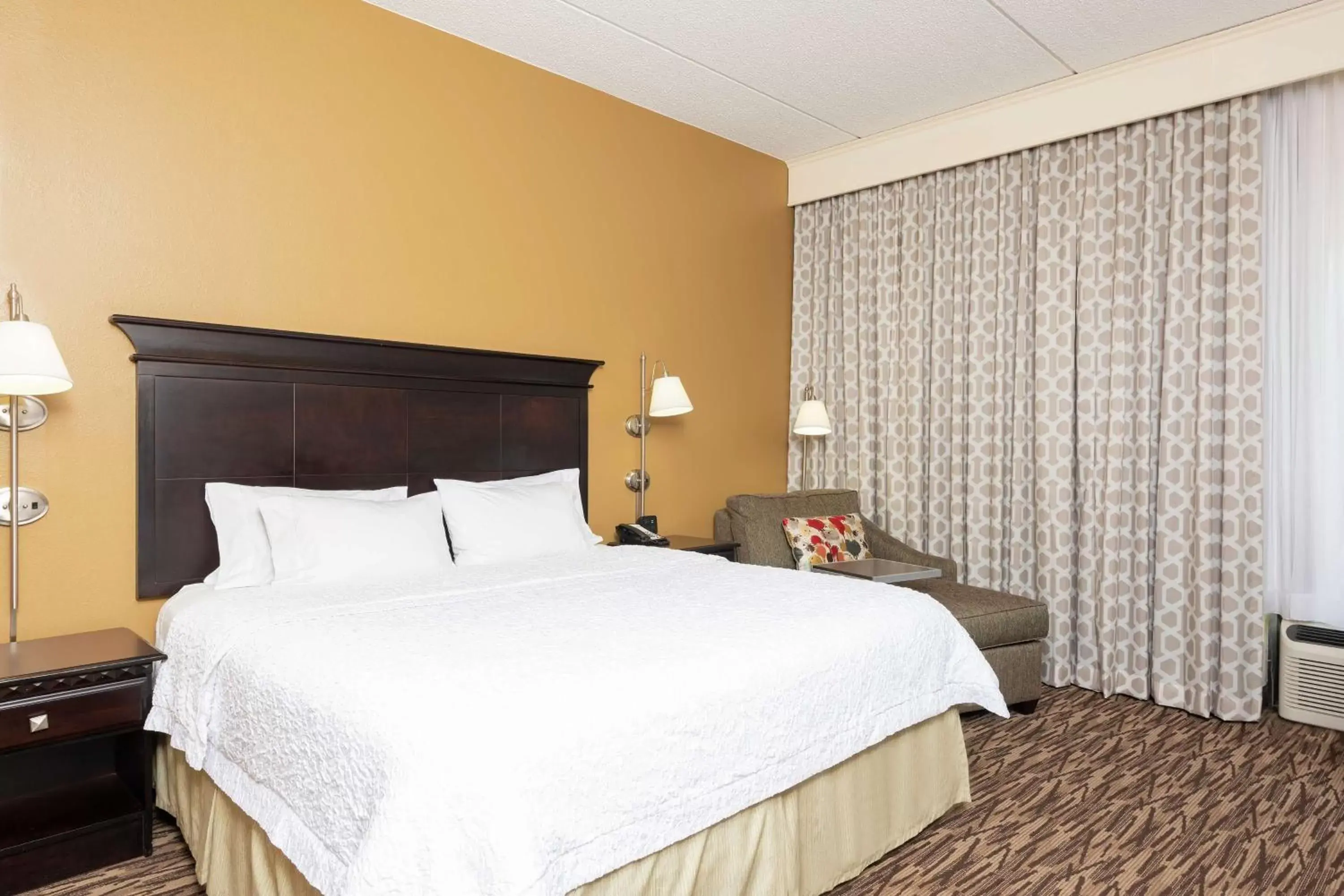 Bedroom, Bed in Hampton Inn & Suites Cleveland-Airport/Middleburg Heights