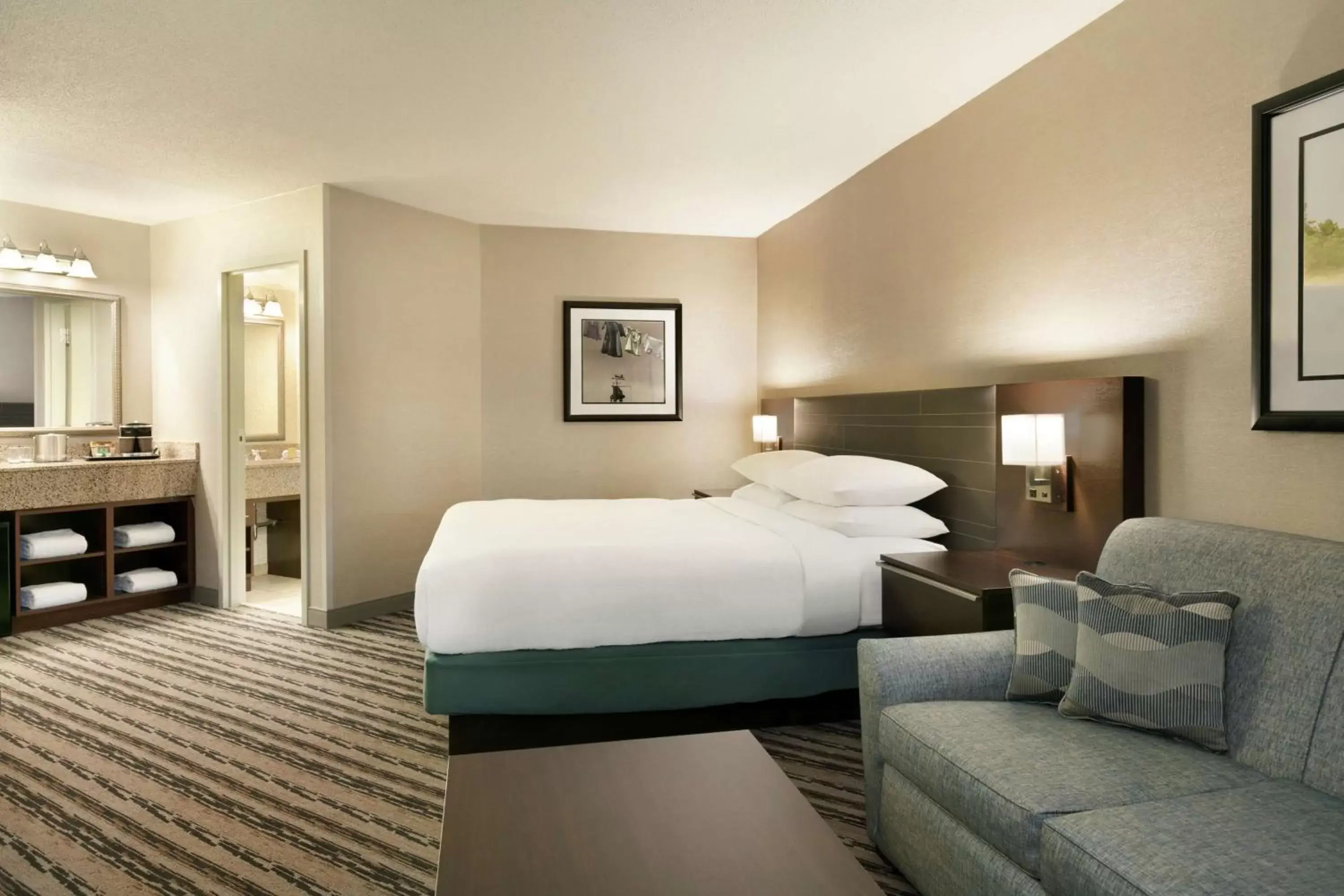 Bedroom, Bed in DoubleTree Resort by Hilton Lancaster