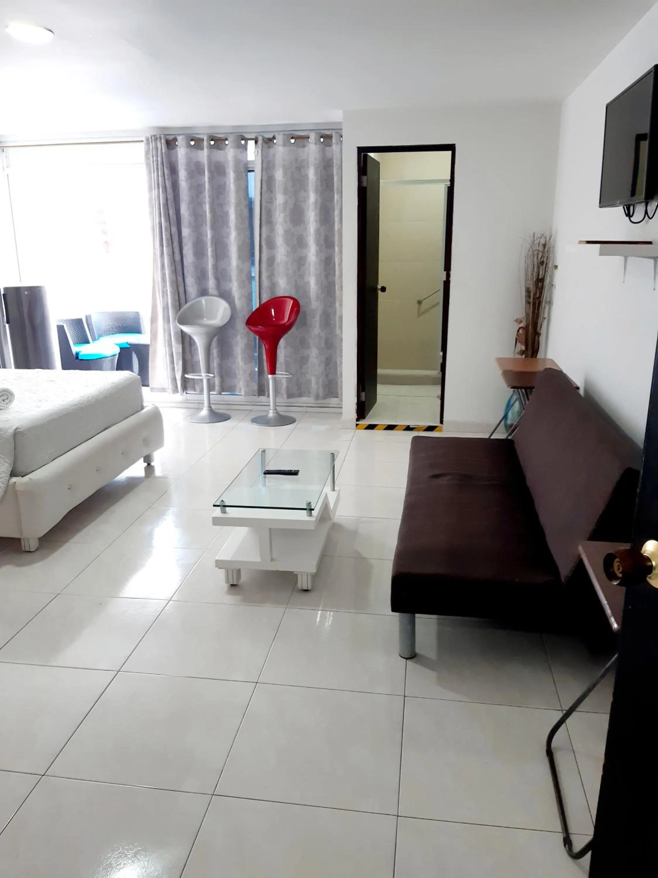 Living room, Bed in Blue Emerald Inn