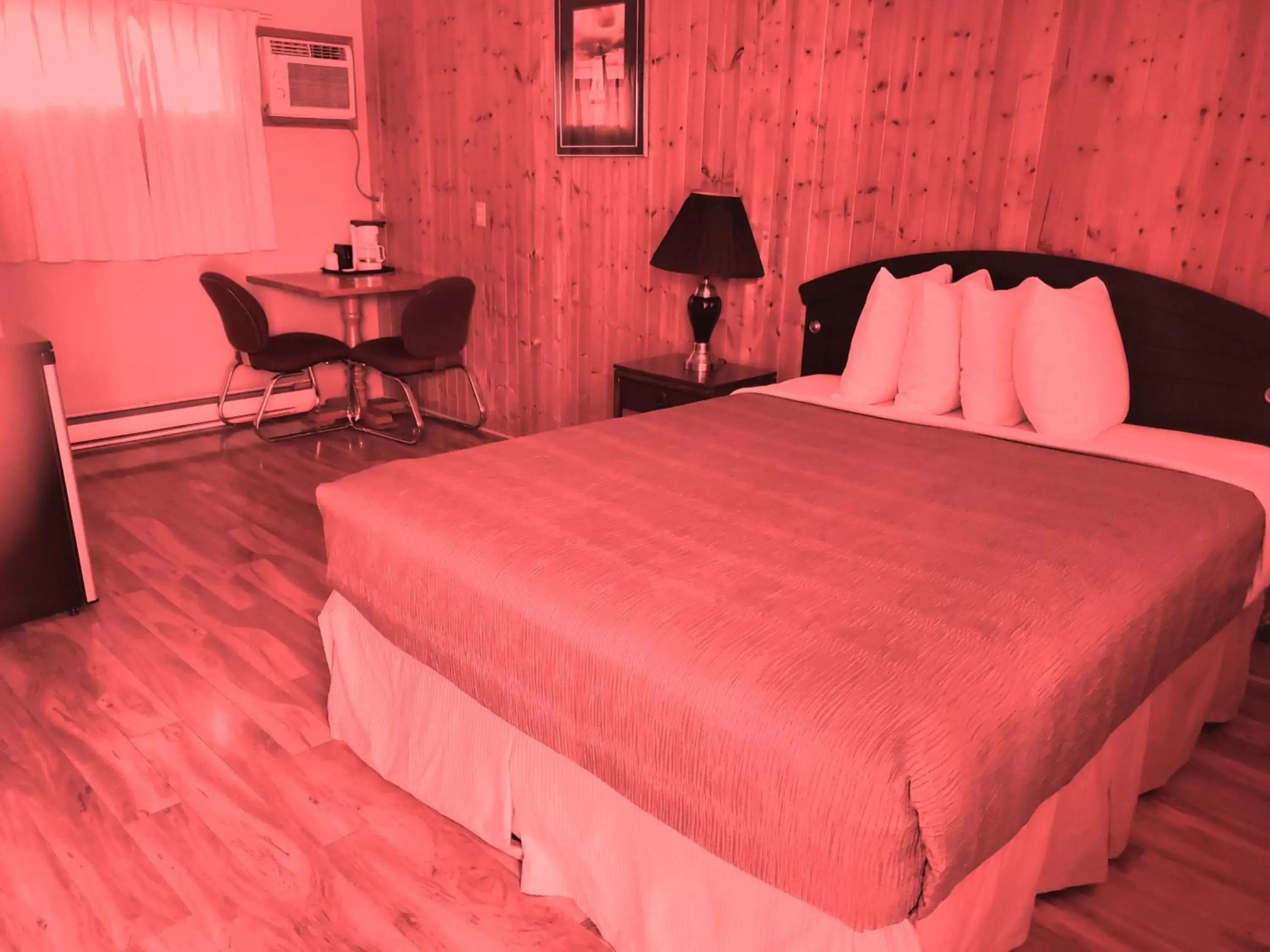 Bedroom, Bed in Wildwood Motel