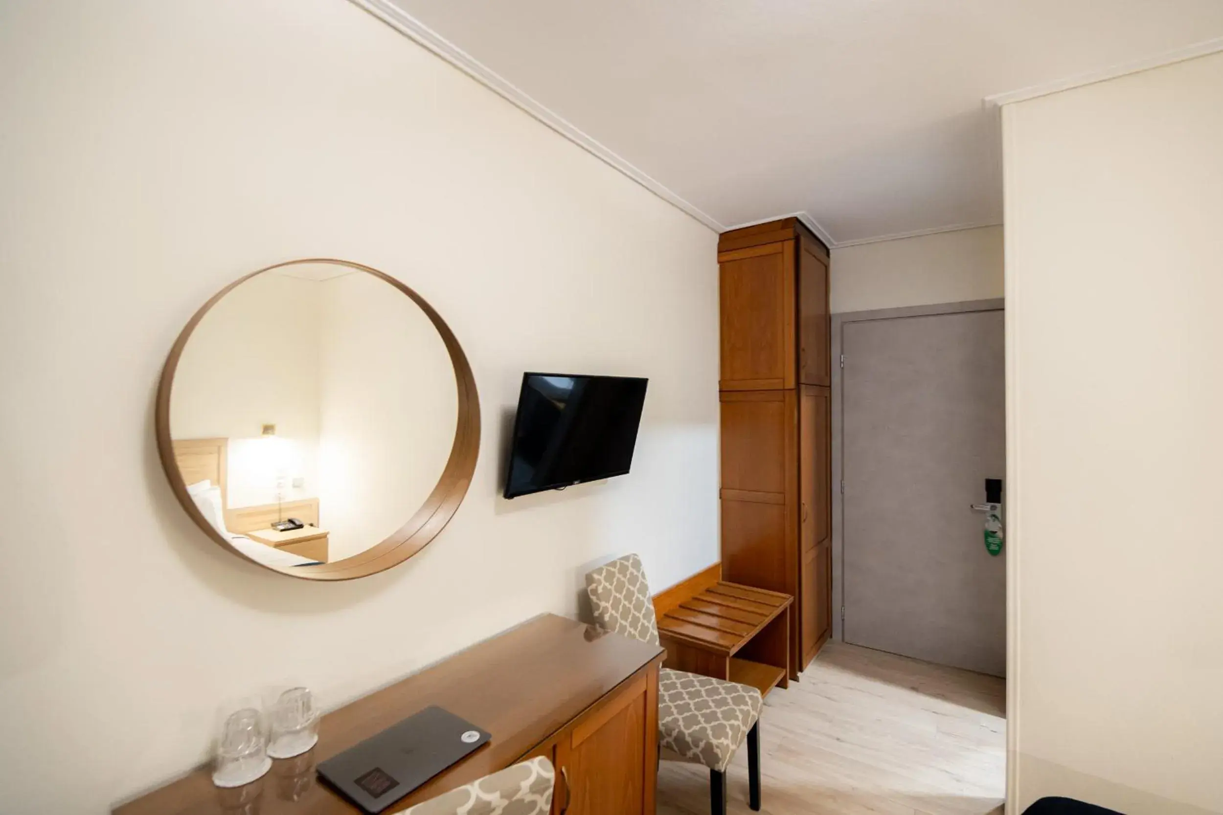 TV and multimedia, TV/Entertainment Center in Hotel Philippos