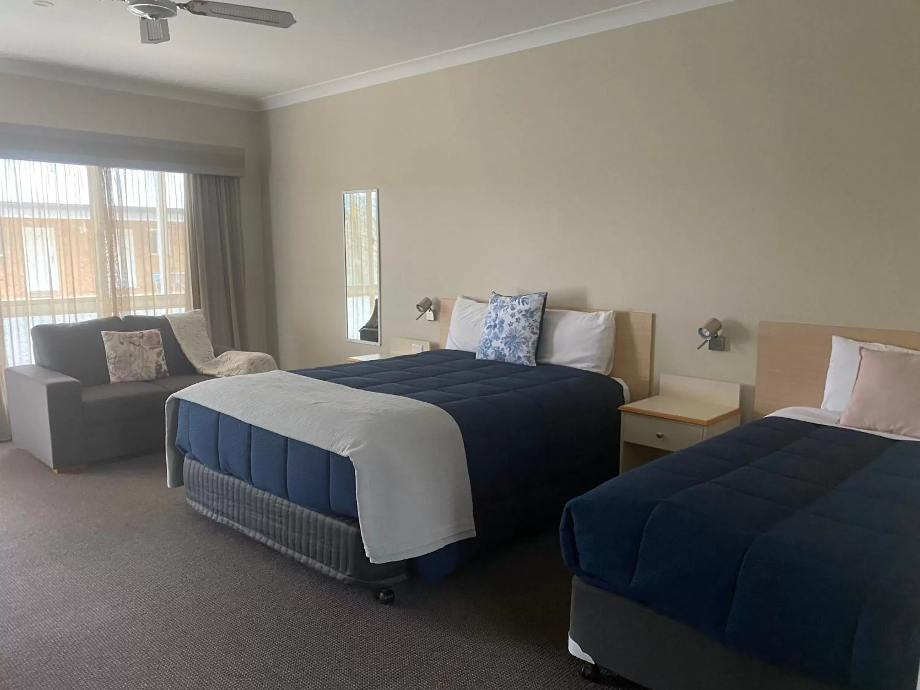 Bedroom, Bed in Tumbarumba Motel & Elms Restaurant