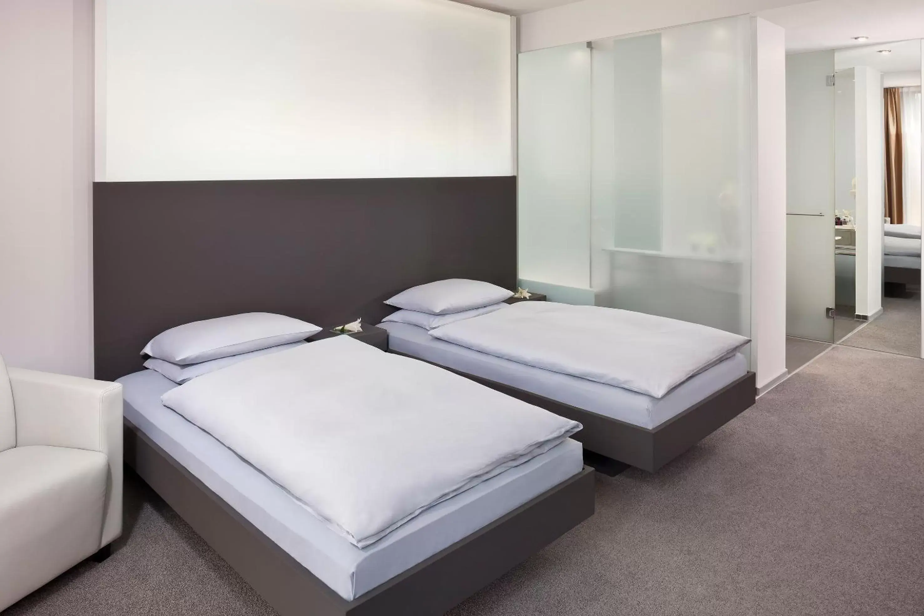 Photo of the whole room, Bed in INNSiDE by Meliá Düsseldorf Derendorf