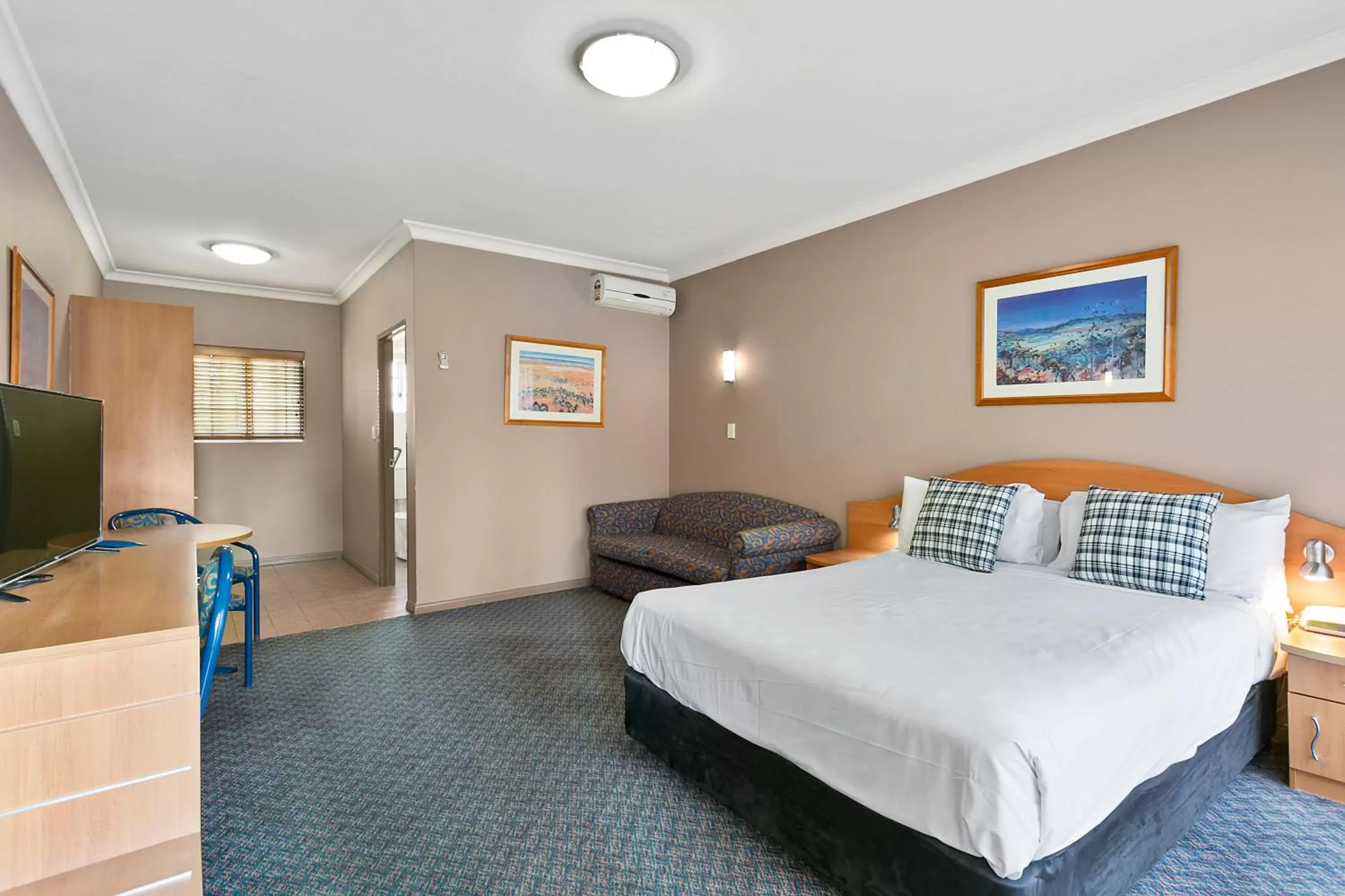 Photo of the whole room, Bed in Quality Inn Penrith Sydney