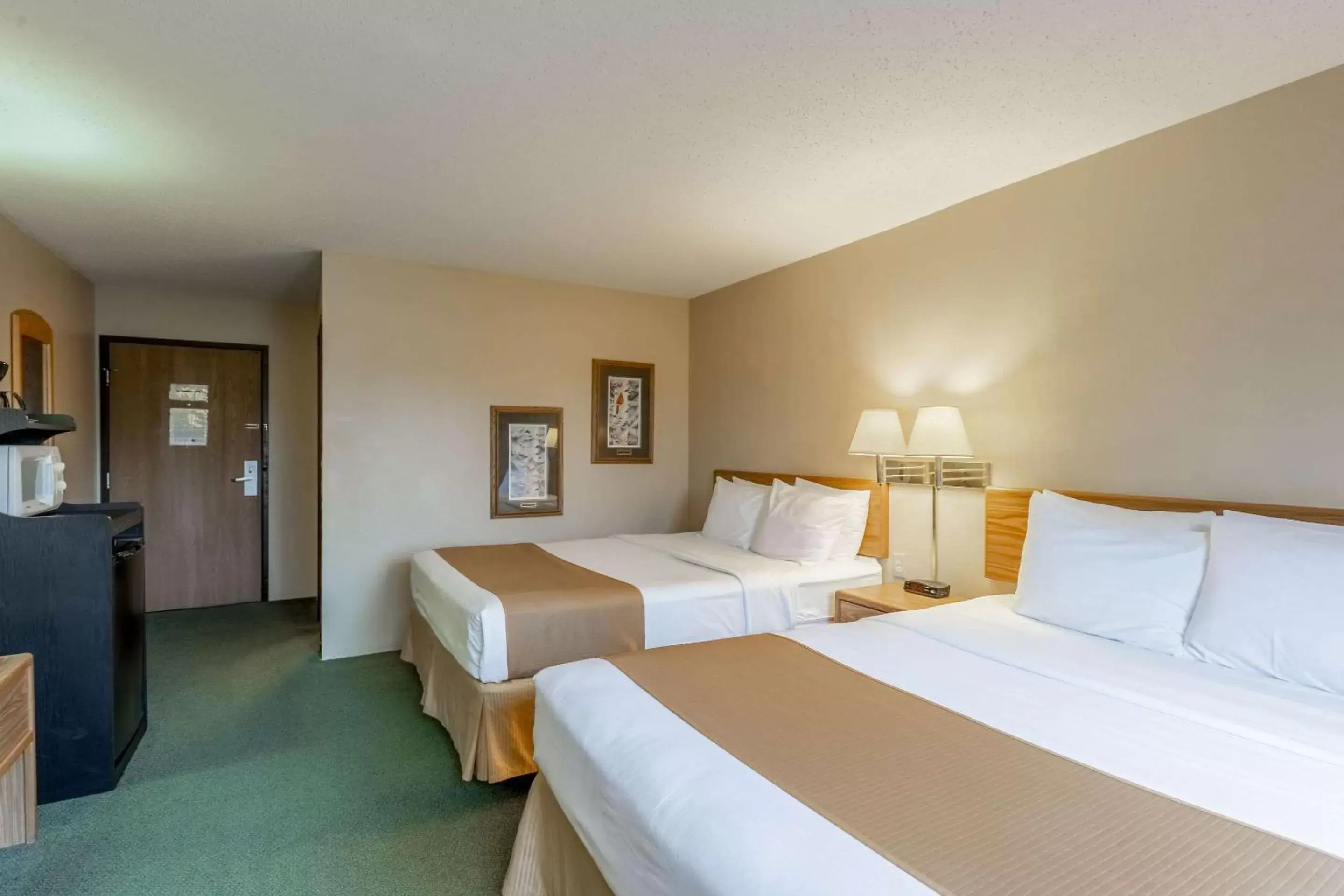 Queen Room with Two Queen Beds - Non-Smoking in Rodeway Inn Queen Room with Two Queen Beds - Non-Smoking in Rodeway Inn