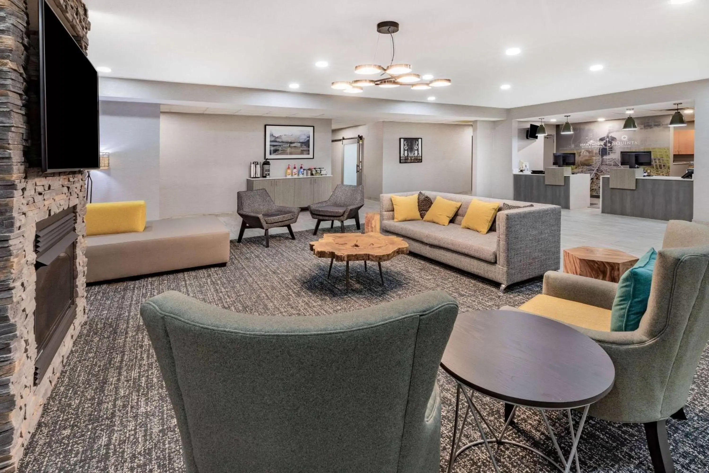 Lobby or reception, Lounge/Bar in Hawthorn Suites by Wyndham Ardmore