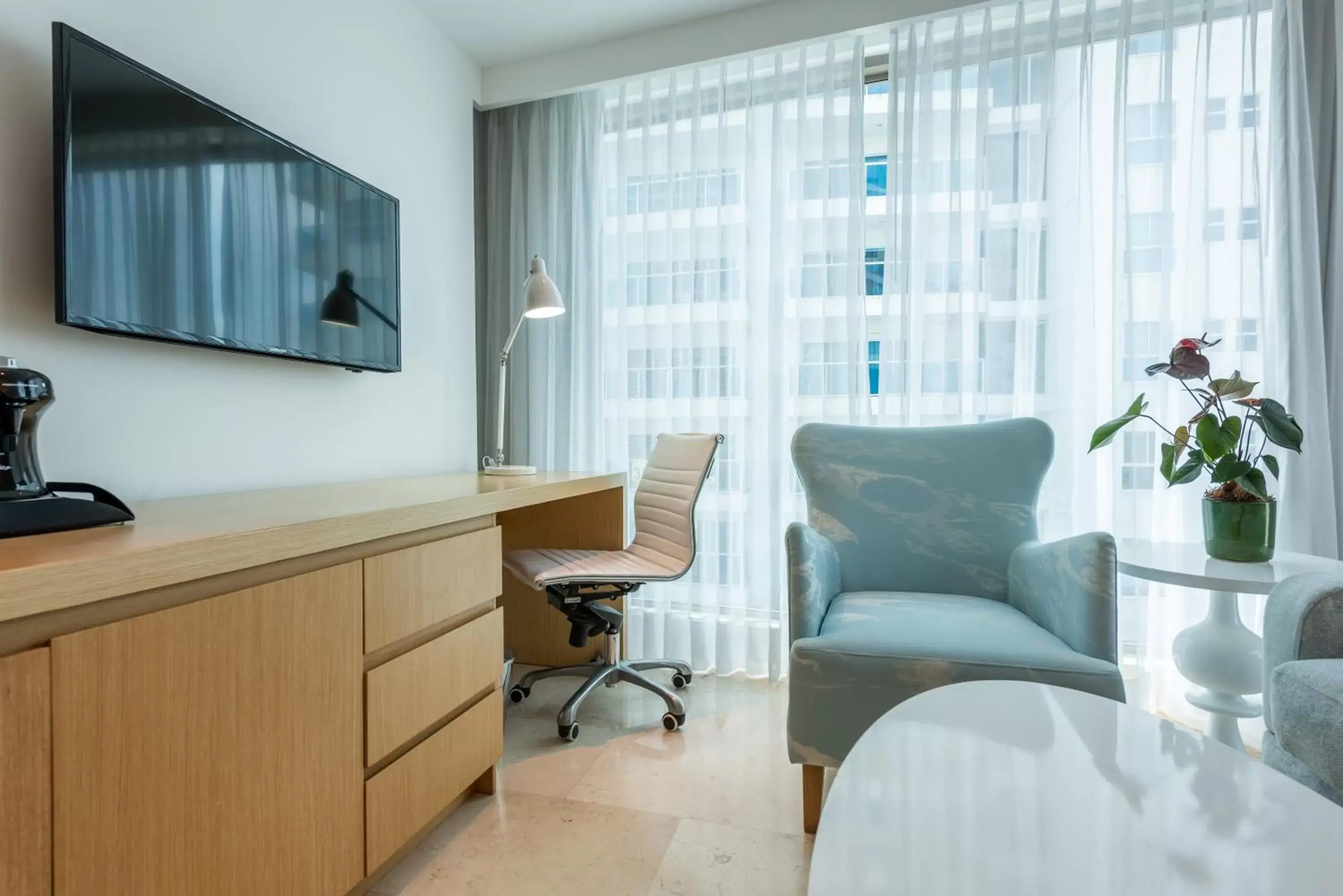 Living room, TV/Entertainment Center in Radisson Cartagena Ocean Pavillion Hotel