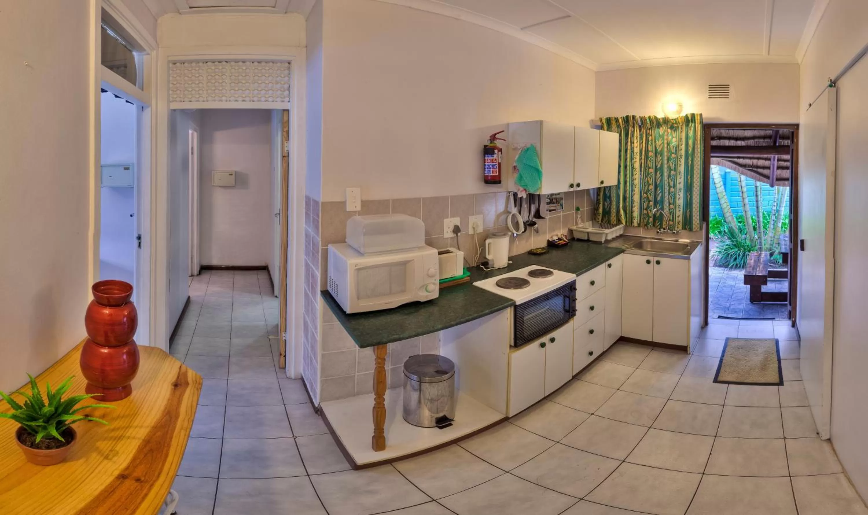 Kitchen or kitchenette in La Rochelle Inn