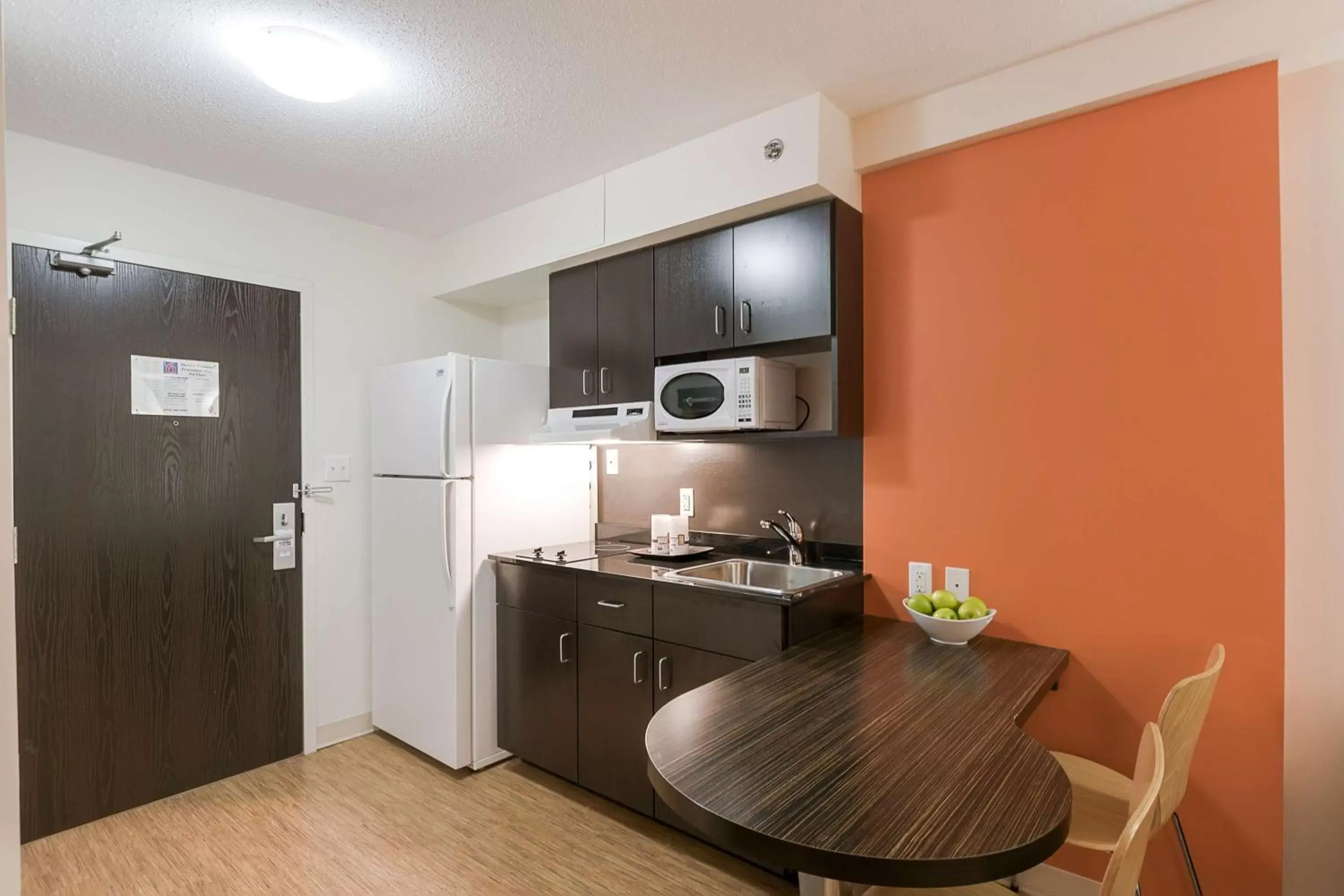 Photo of the whole room, Kitchen/Kitchenette in Motel 6-Brandon, MB