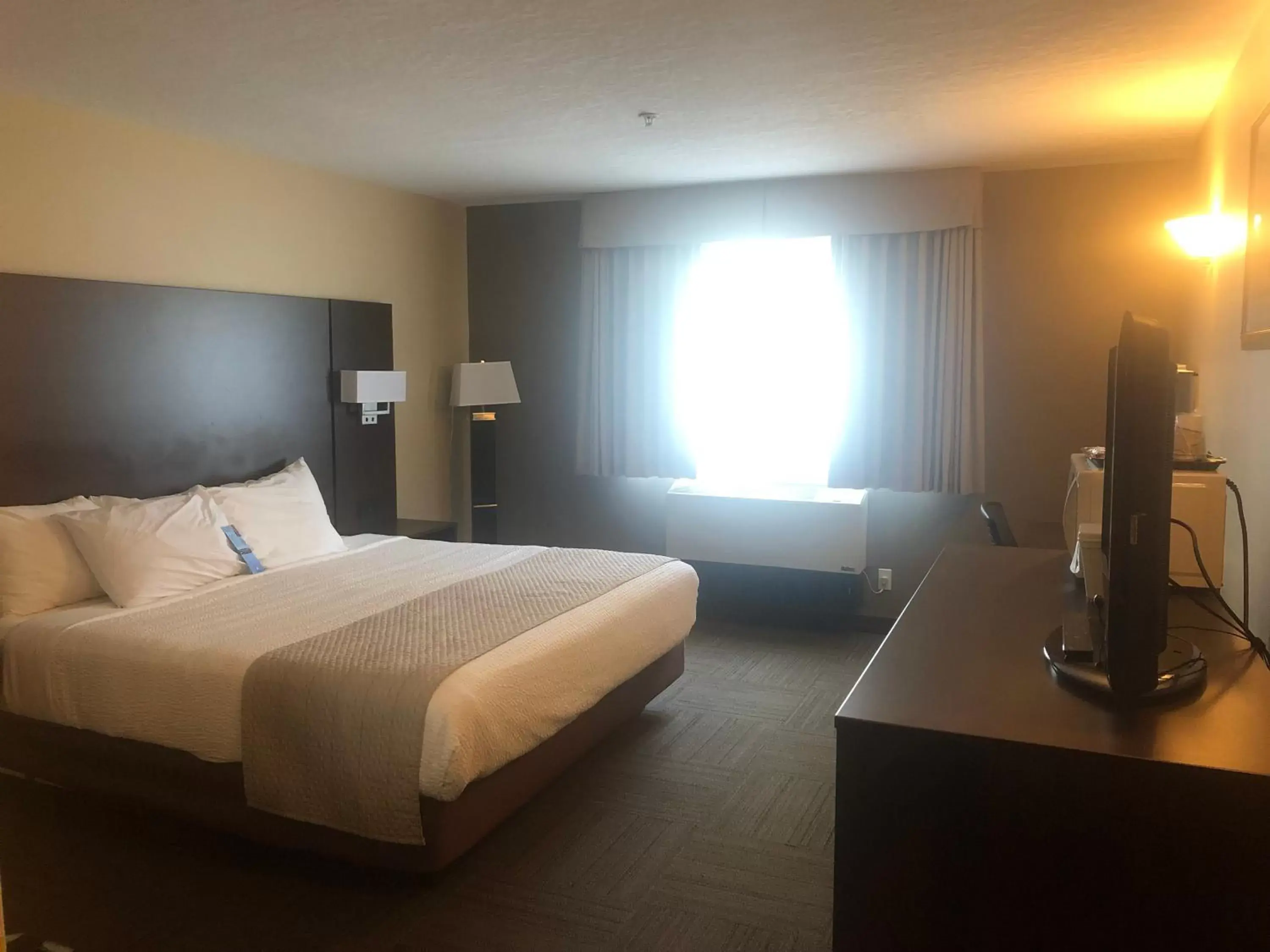 Photo of the whole room, Bed in Days Inn by Wyndham Hinton