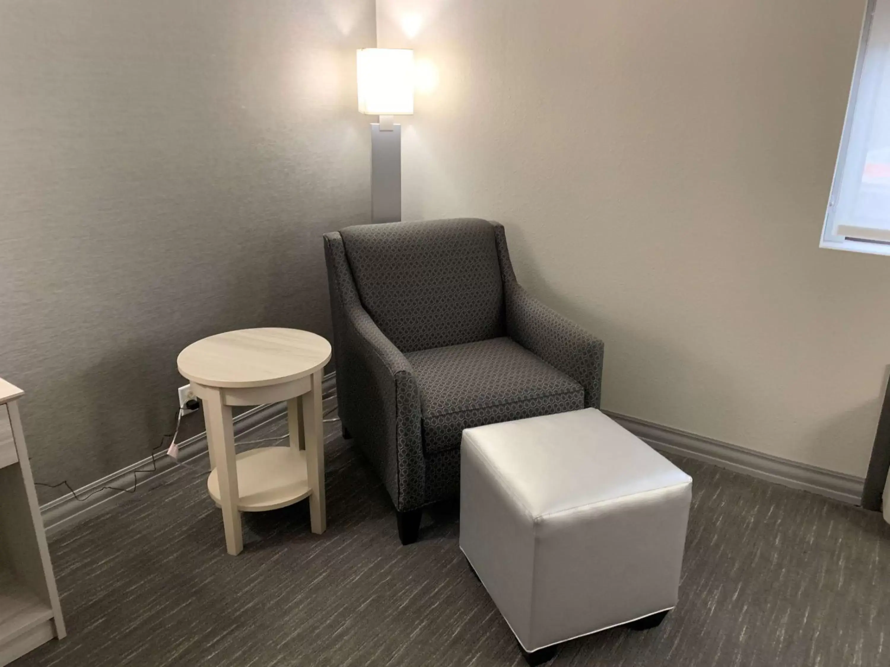 Photo of the whole room, Seating Area in Best Western Plus Clarks Summit Scranton Hotel