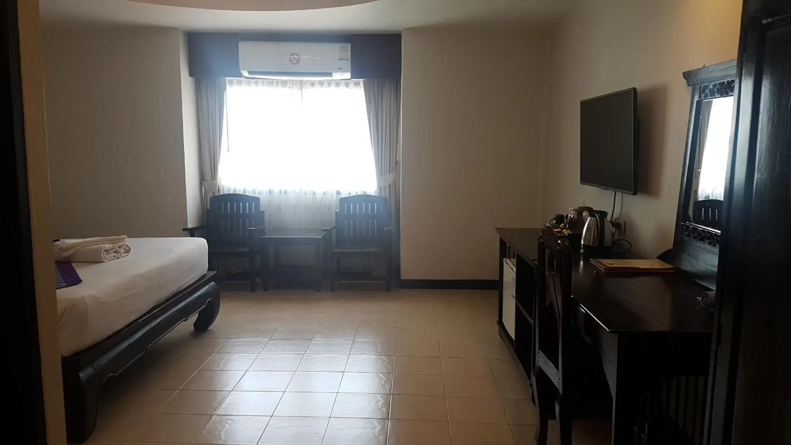 Bedroom, TV/Entertainment Center in Wangburapa Grand Hotel