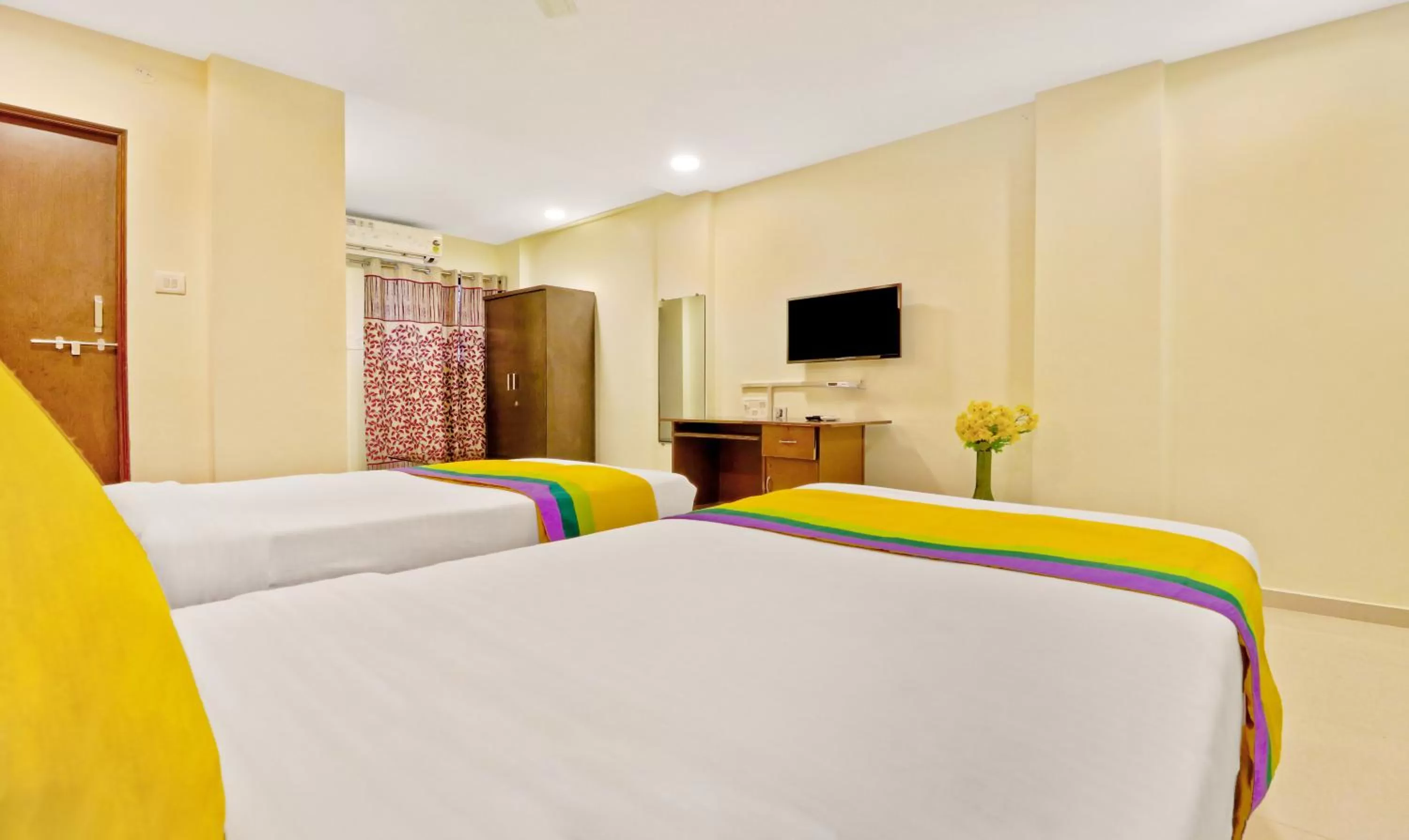 Bedroom, Bed in Itsy Hotels Carnival Inn