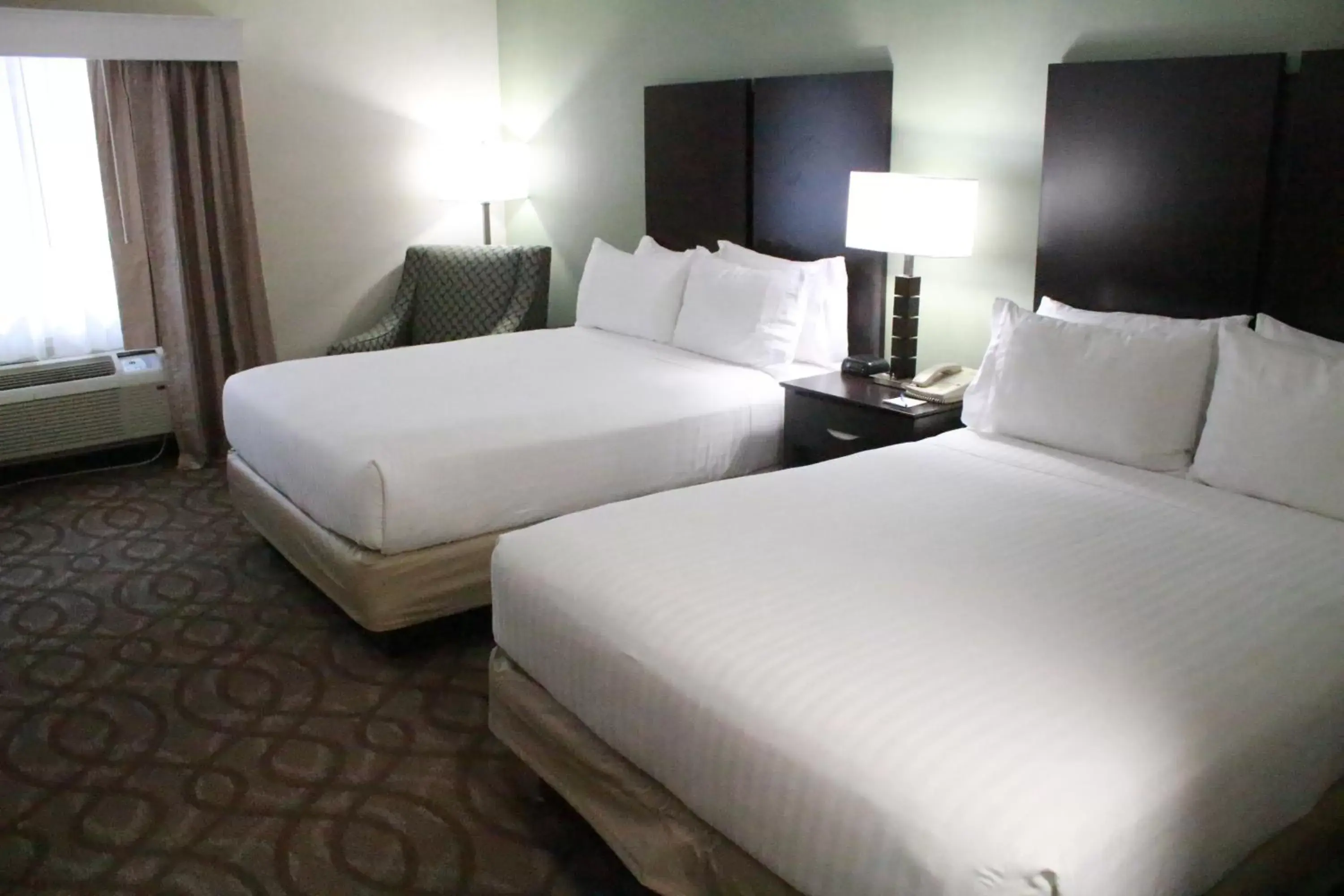 Bed in Best Western Okemos/East Lansing Hotel & Suites