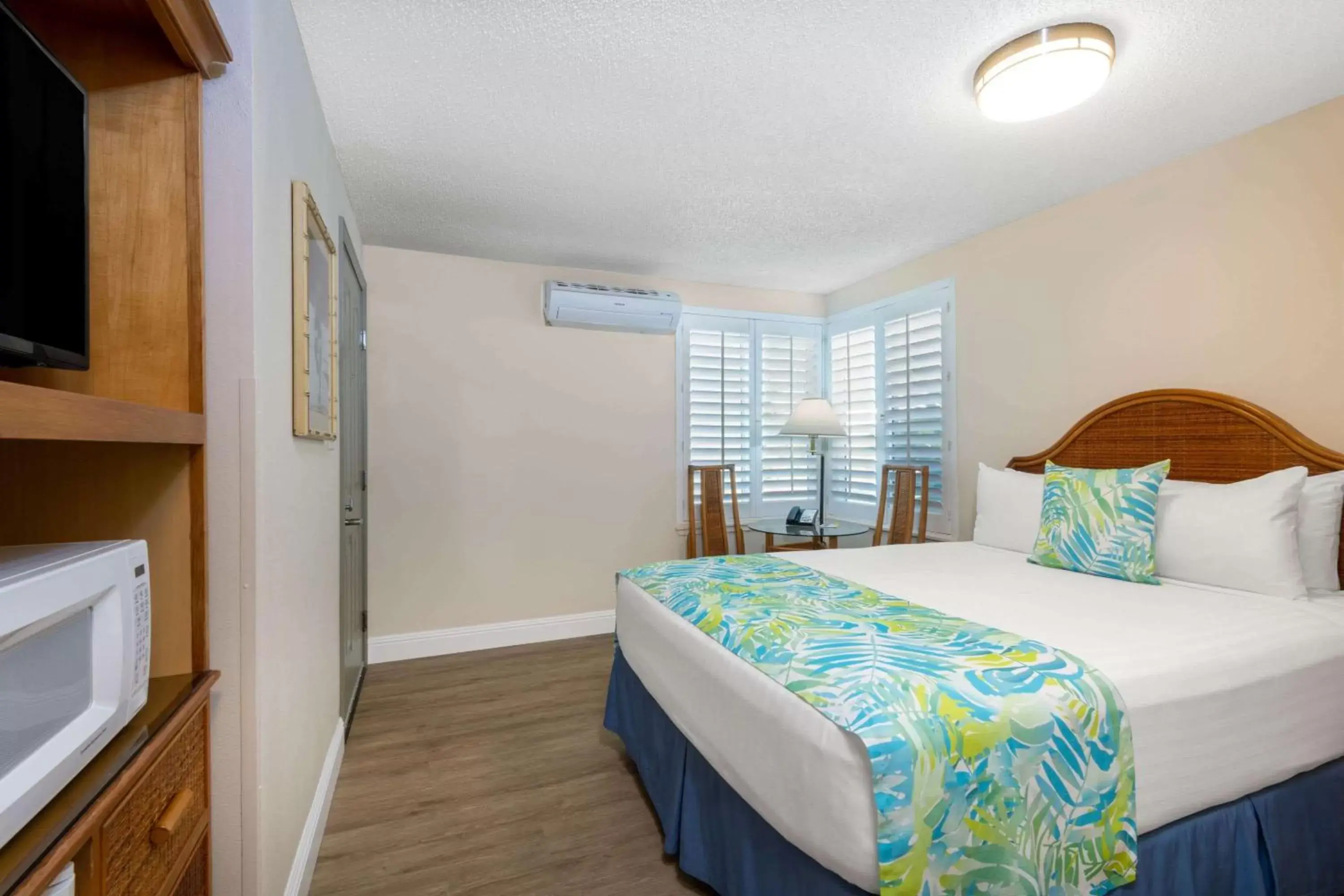 Photo of the whole room, Bed in Days Inn by Wyndham Maui Oceanfront