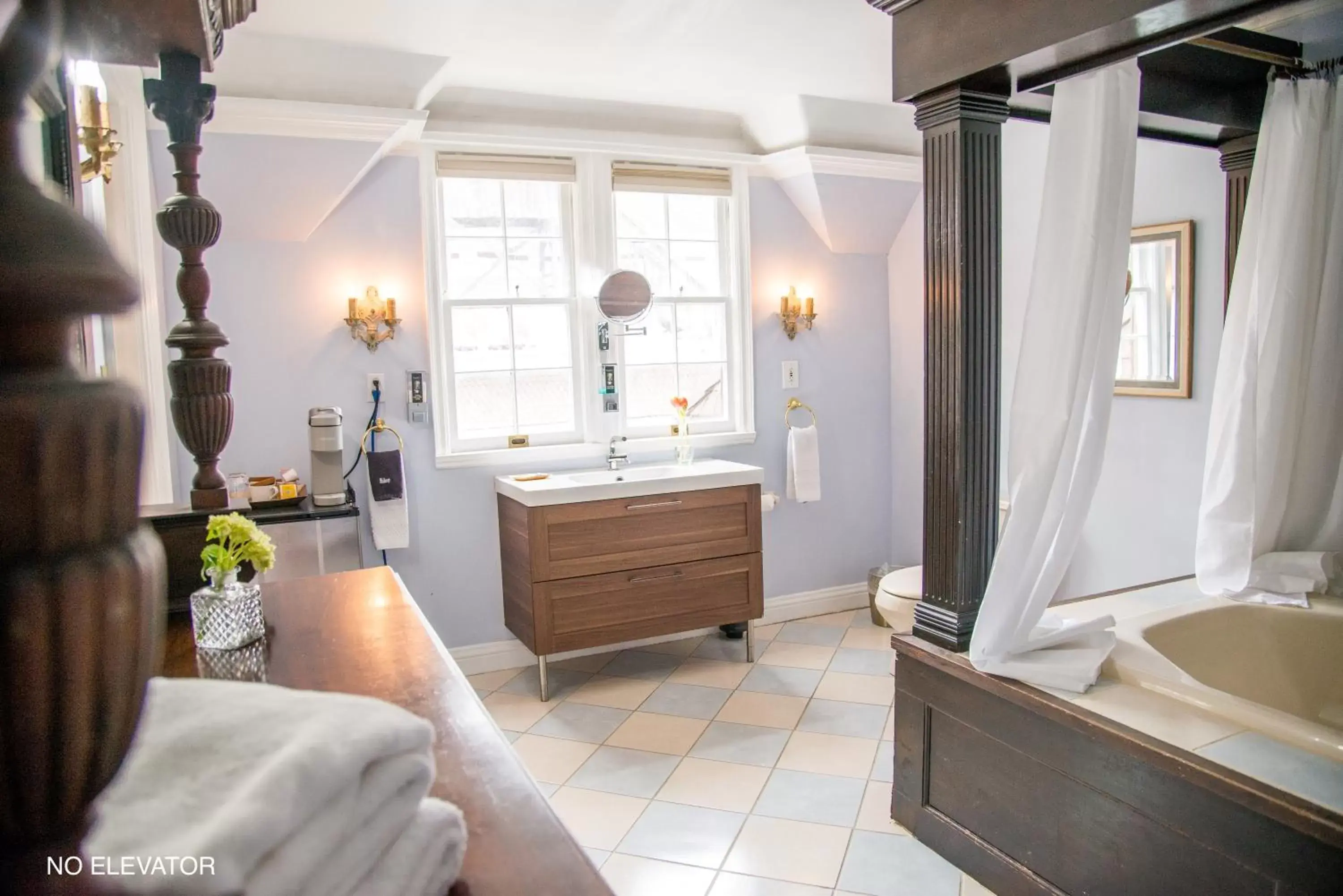 Bathroom in Cedar Gables Inn