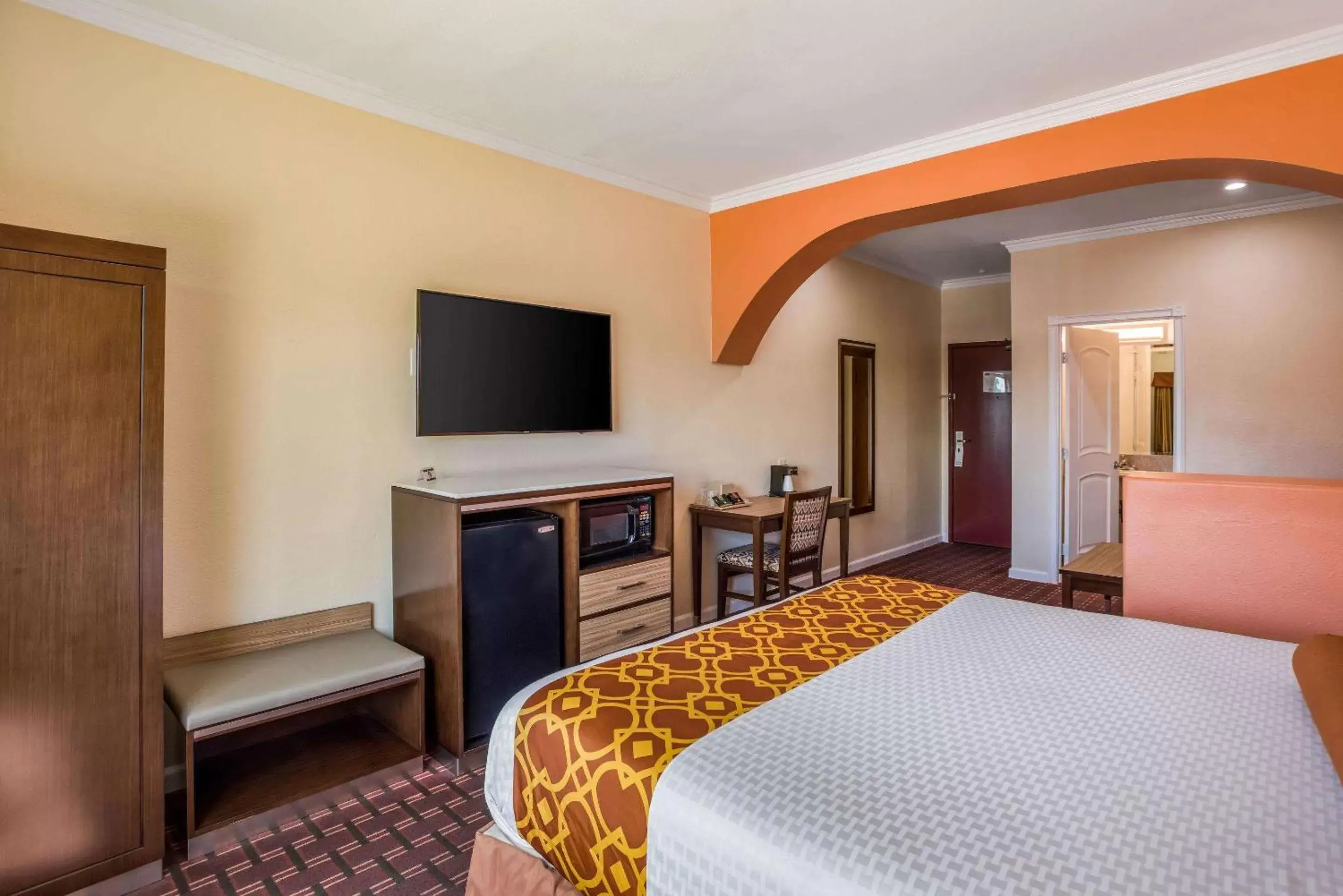 Photo of the whole room, Bed in Rodeway Inn & Suites - Pasadena