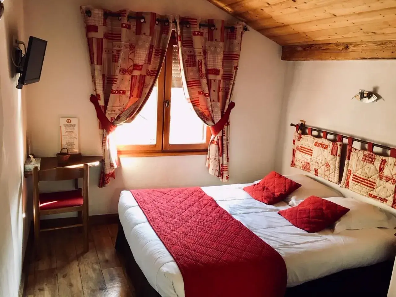 Property building, Bed in Hôtel Restaurant Angival - Chambres et Appartement