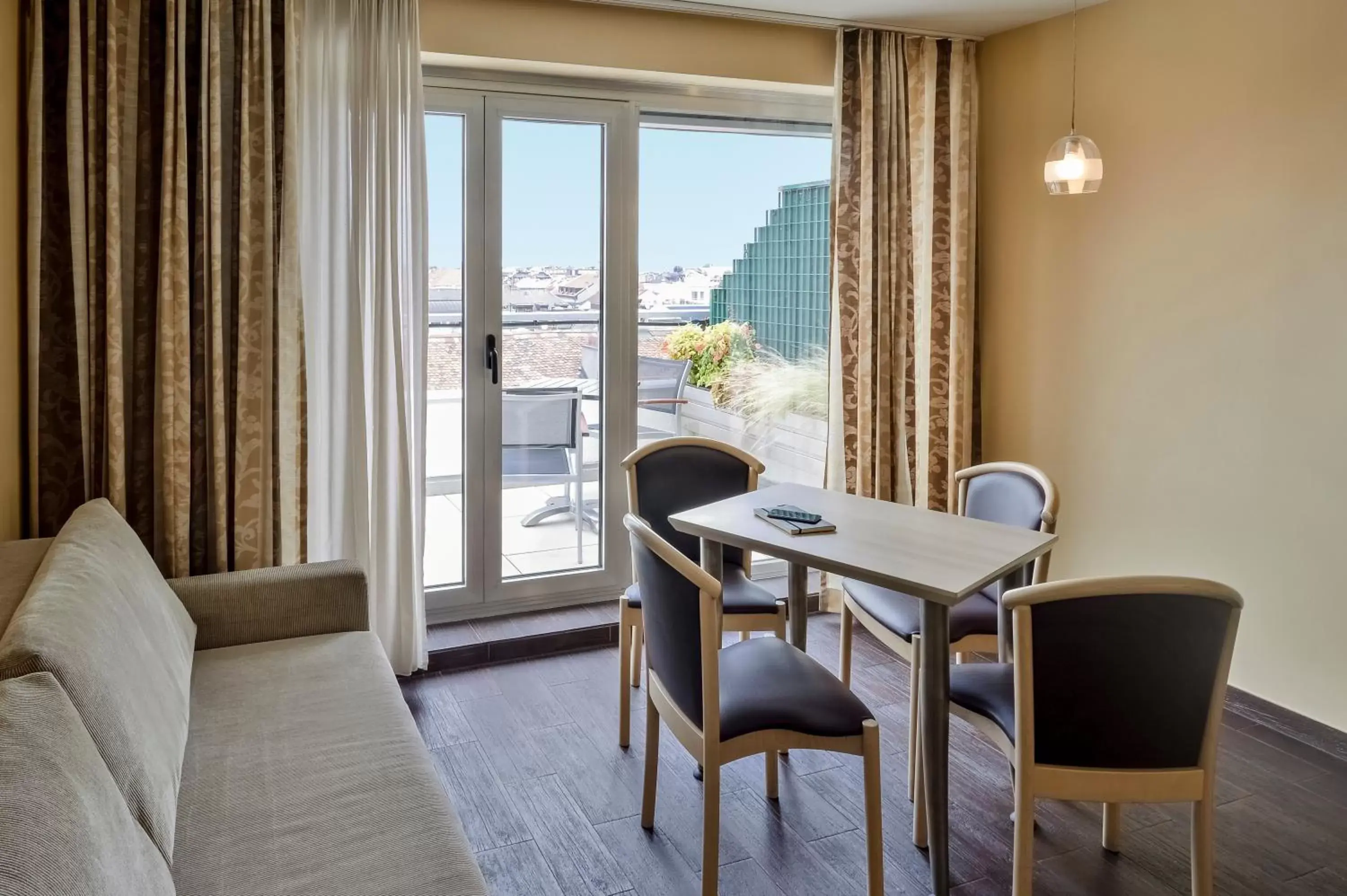 Living room, Dining Area in Aparthotel Adagio Genève Mont-Blanc