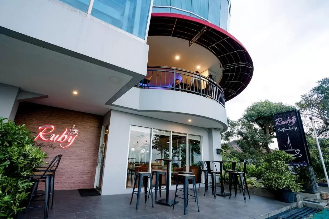 Lounge or bar in Emersia Hotel and Resort Lounge or bar in Emersia Hotel and Resort