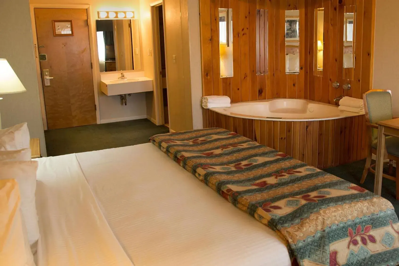 Spa and wellness centre/facilities, Bed in Magnuson Grand Pioneer Inn And Suites