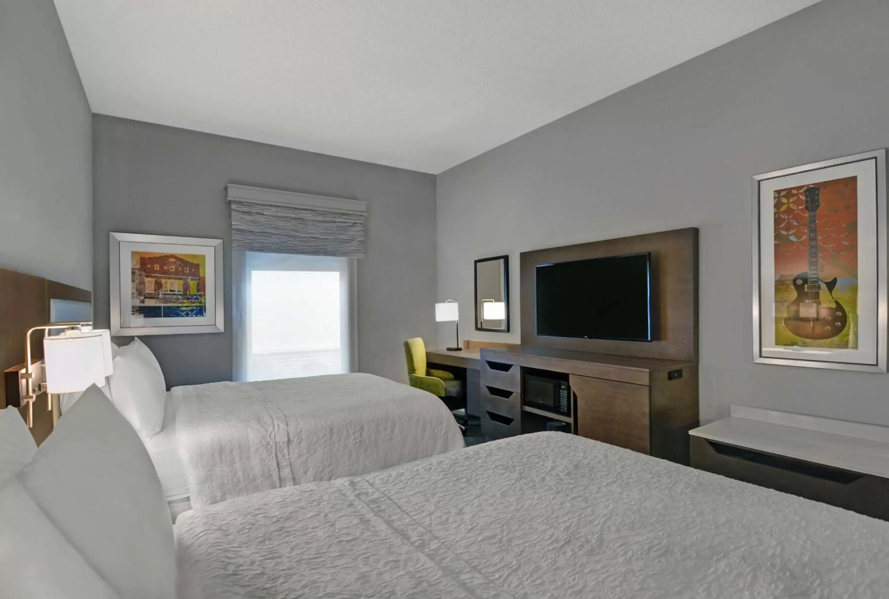 Bed, TV/Entertainment Center in Hampton Inn Gallatin