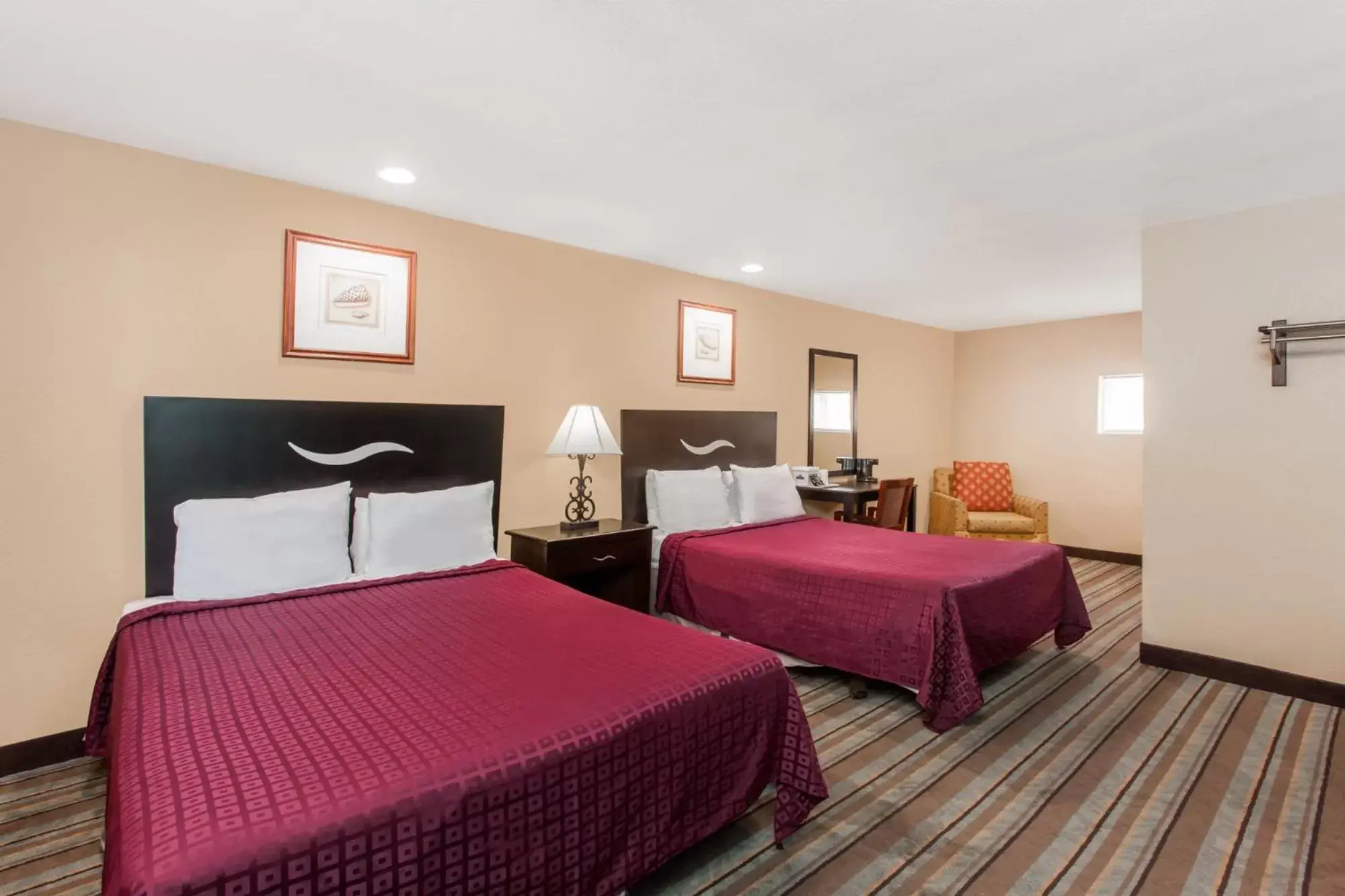 Photo of the whole room, Bed in Travelodge by Wyndham San Diego SeaWorld