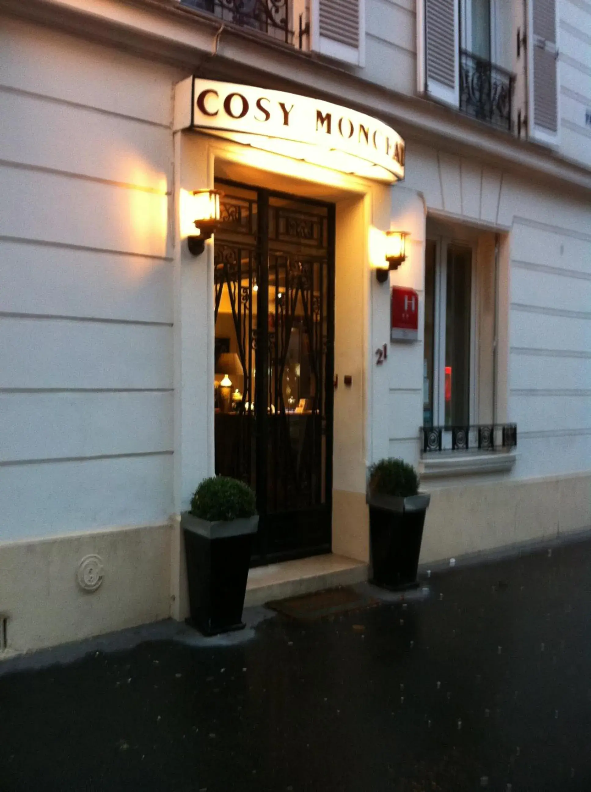 Facade/entrance in Cosy Monceau