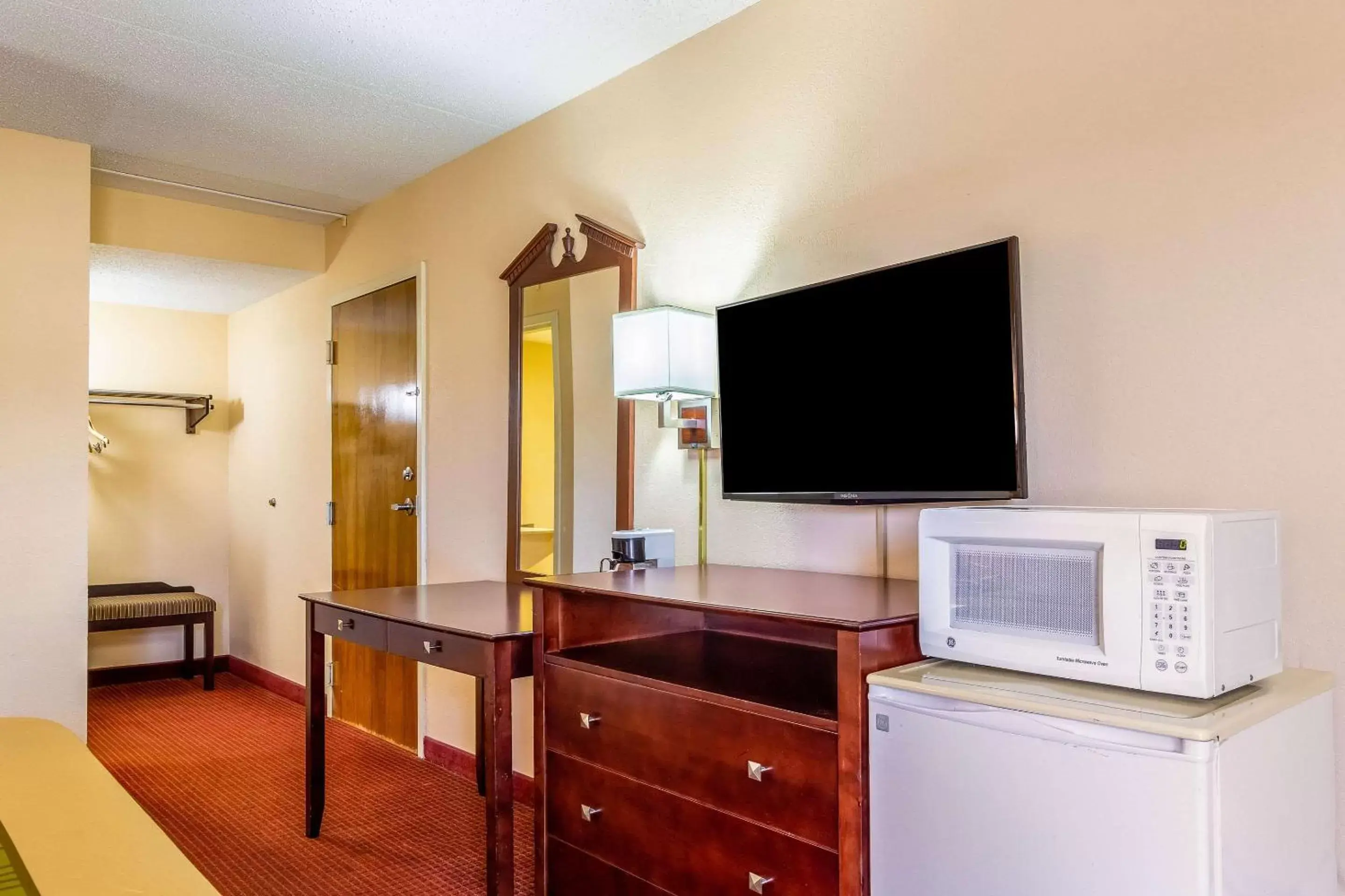Photo of the whole room, TV/Entertainment Center in Econo Lodge - Rocky Top