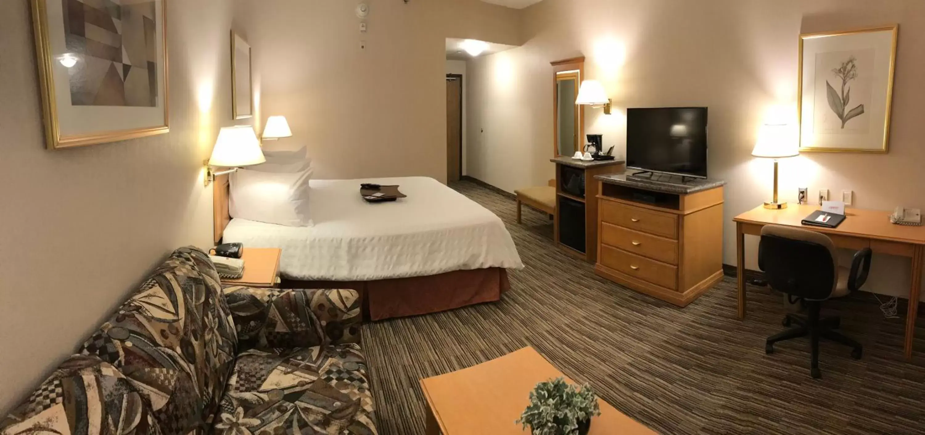 Bed in Humphry Inn And Suites