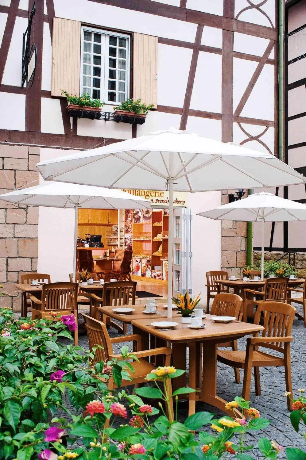 Restaurant/places to eat in Colmar Tropicale