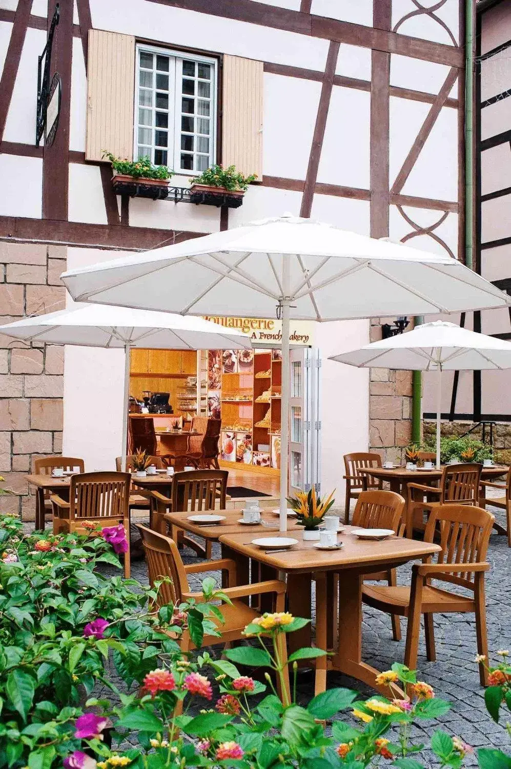 Restaurant/Places to Eat in Colmar Tropicale