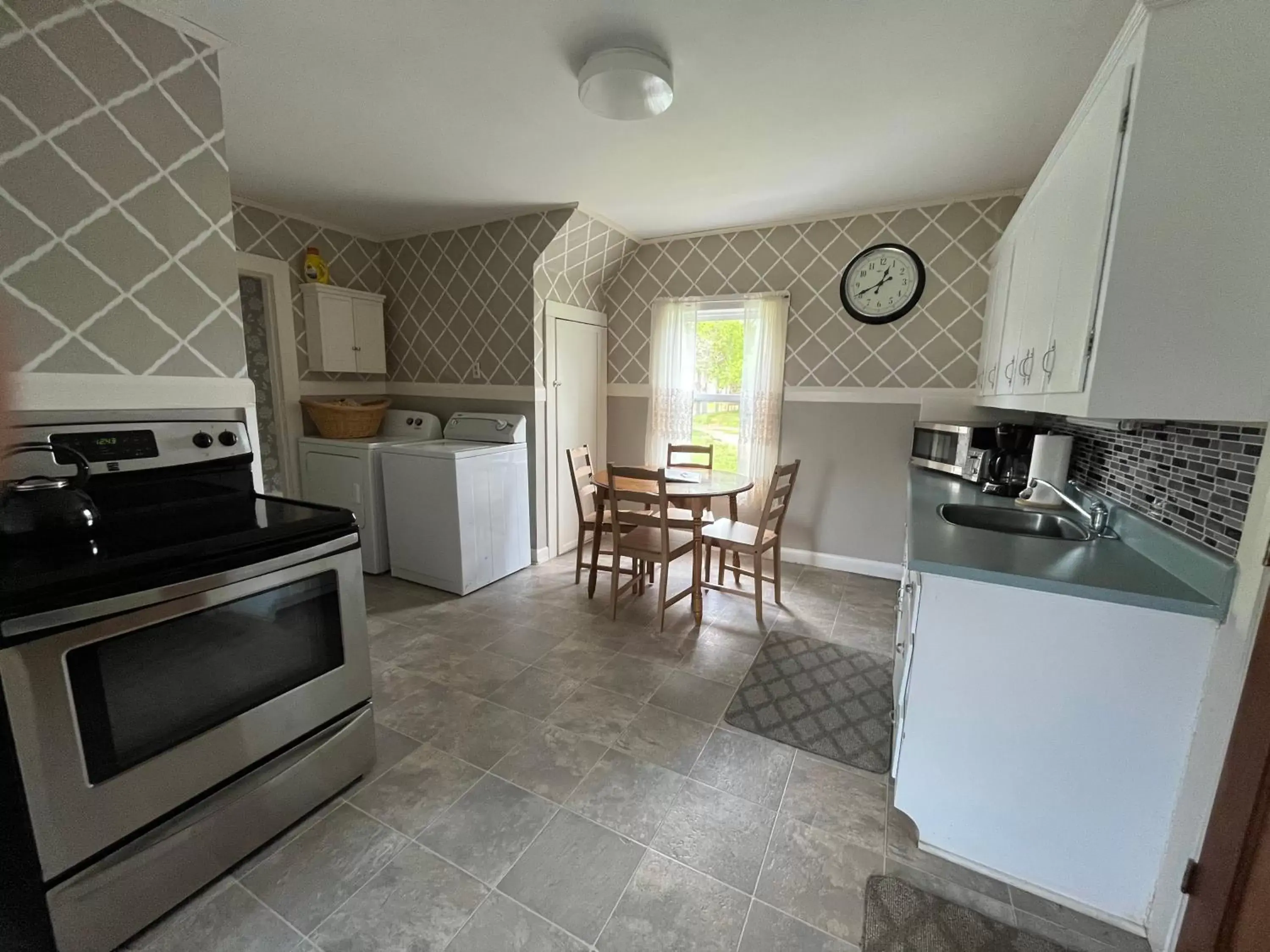 Kitchen/Kitchenette in Alma Shore Lane Suites & Cottages