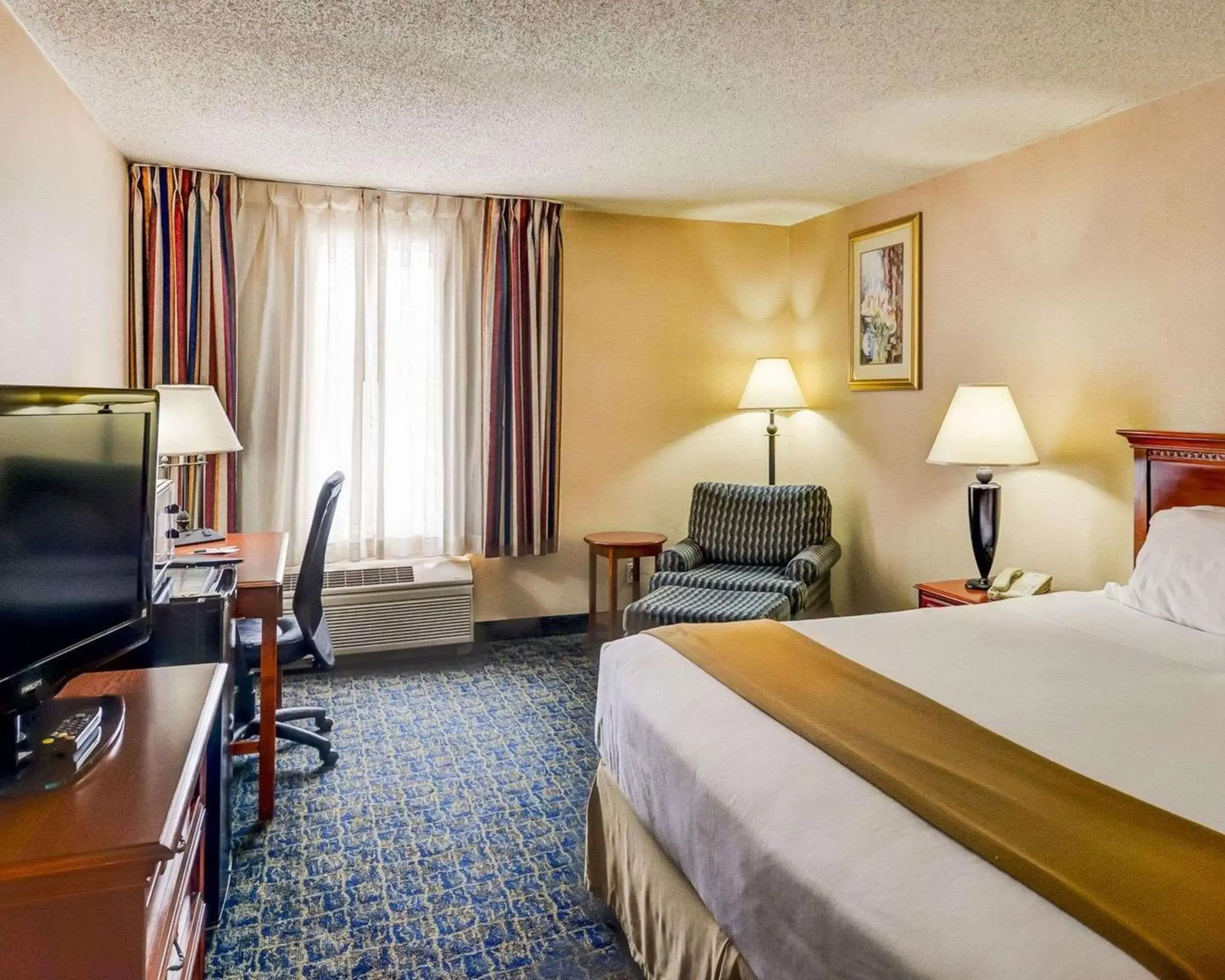 Photo of the whole room, Bed in Quality Inn Spring Mills - Martinsburg North