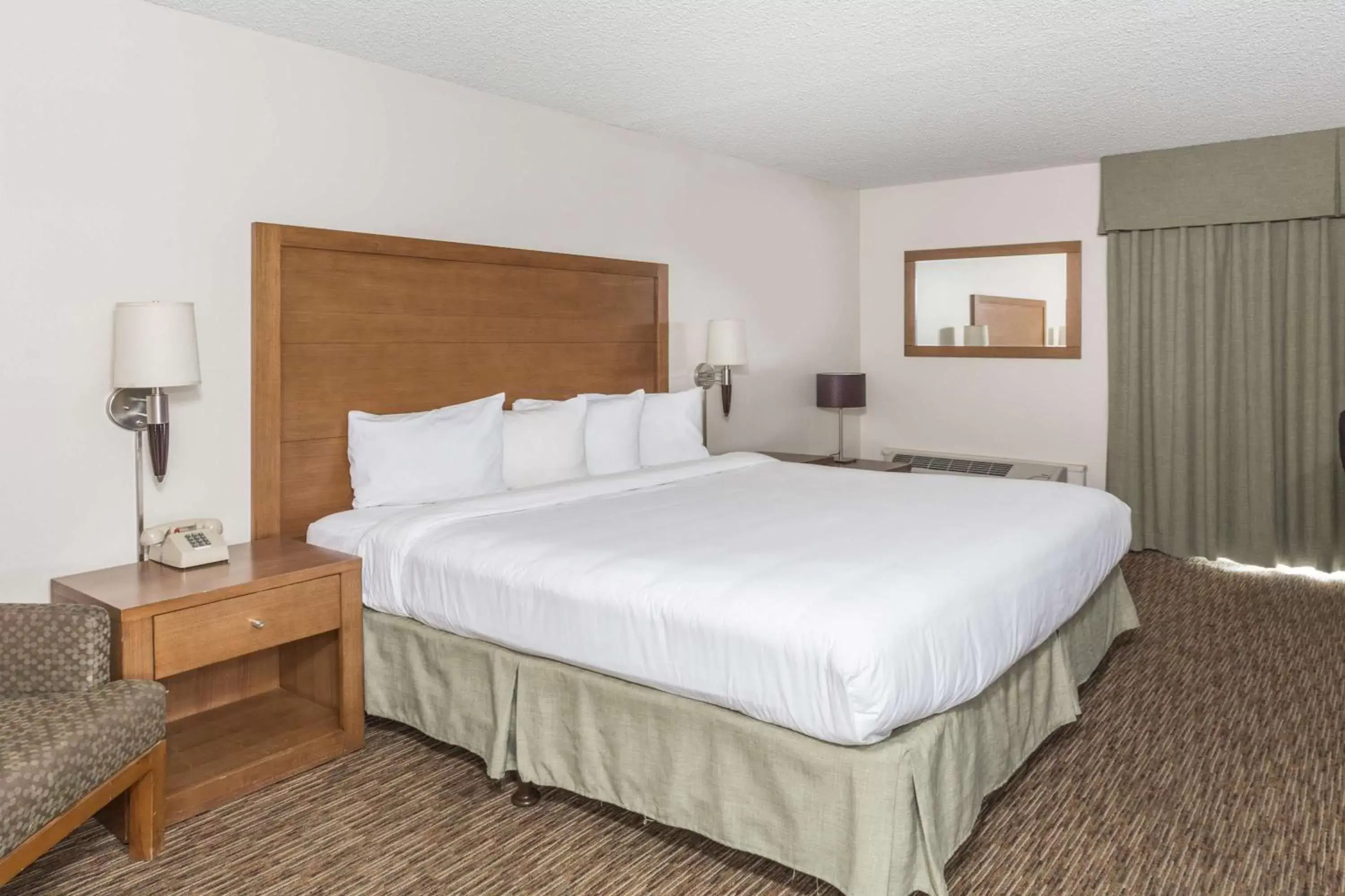 King Room - Non-Smoking in Days Hotel by Wyndham Peoria Glendale Area