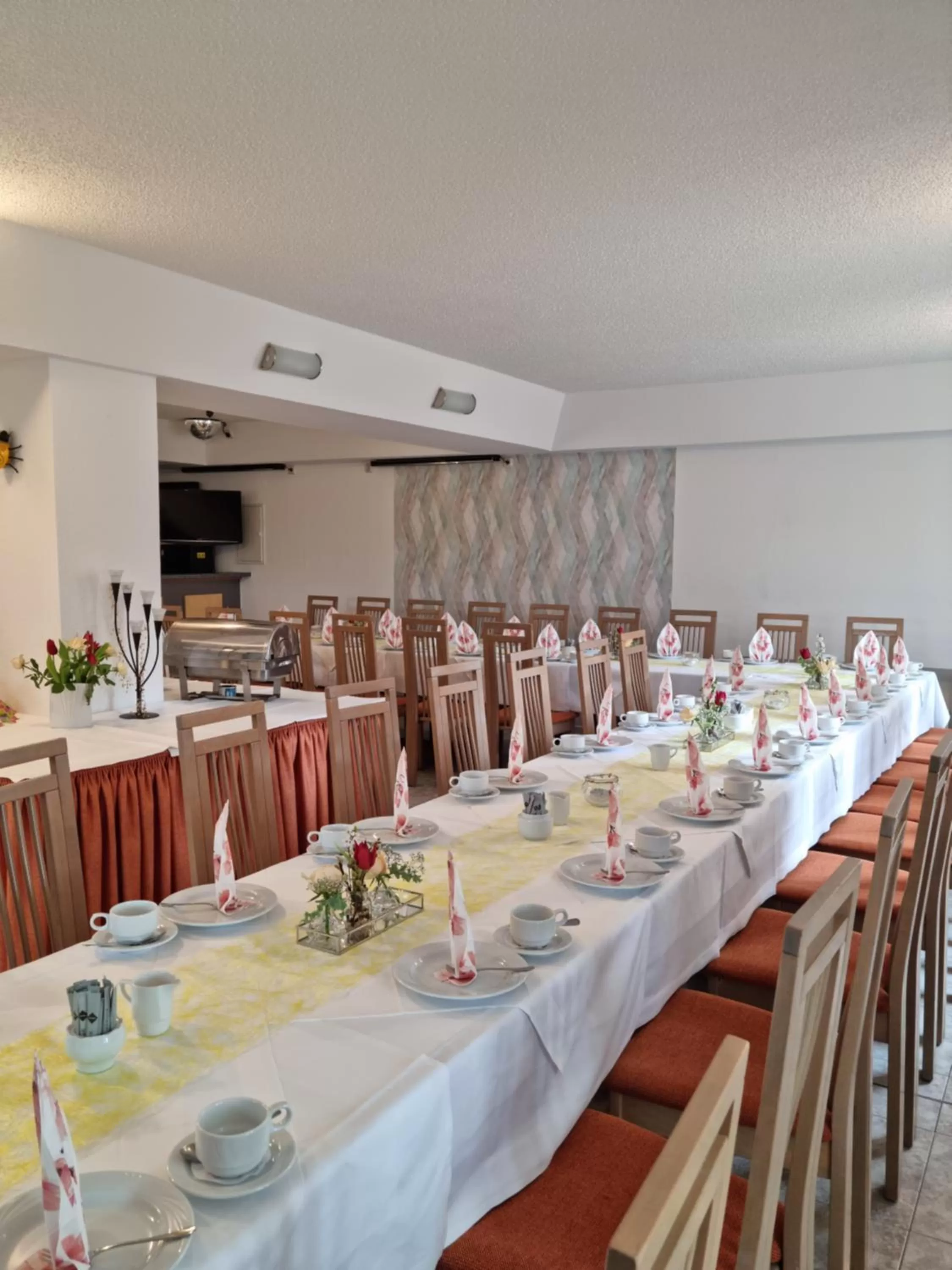 Restaurant/places to eat in Hotel Asterra