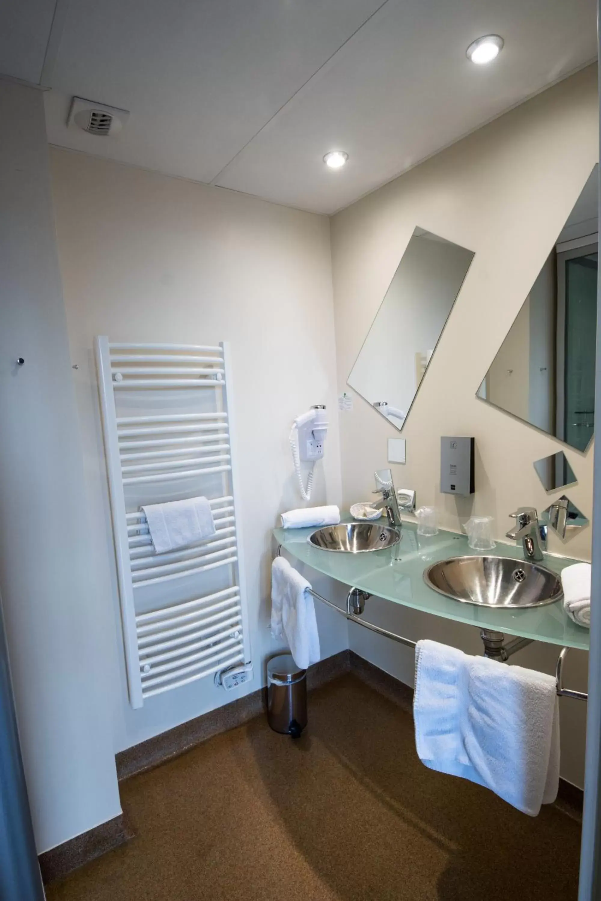 Bathroom in L'HÔTEL de CHARTRES