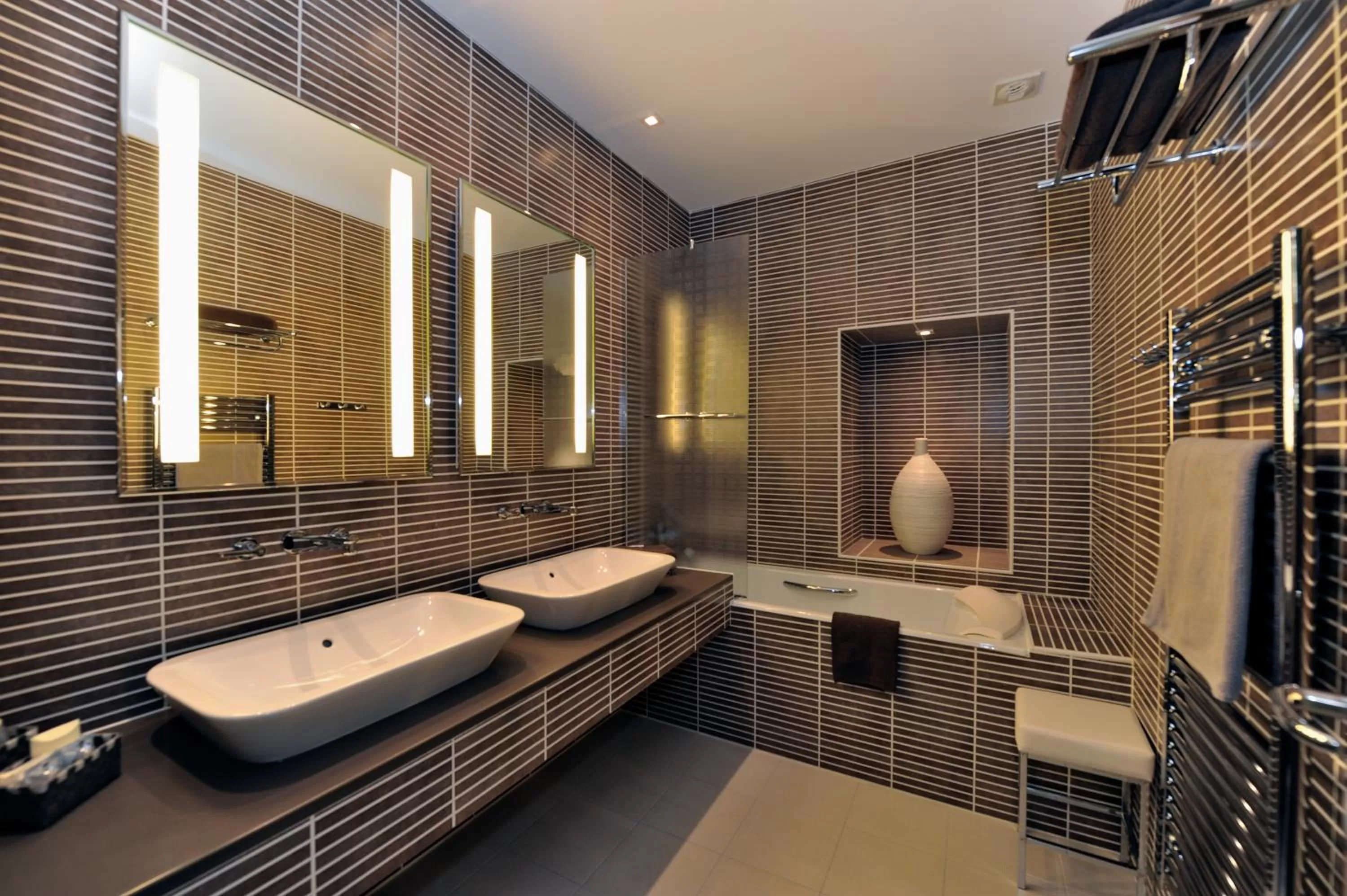 Bathroom in Hôtel Au Logis des Remparts